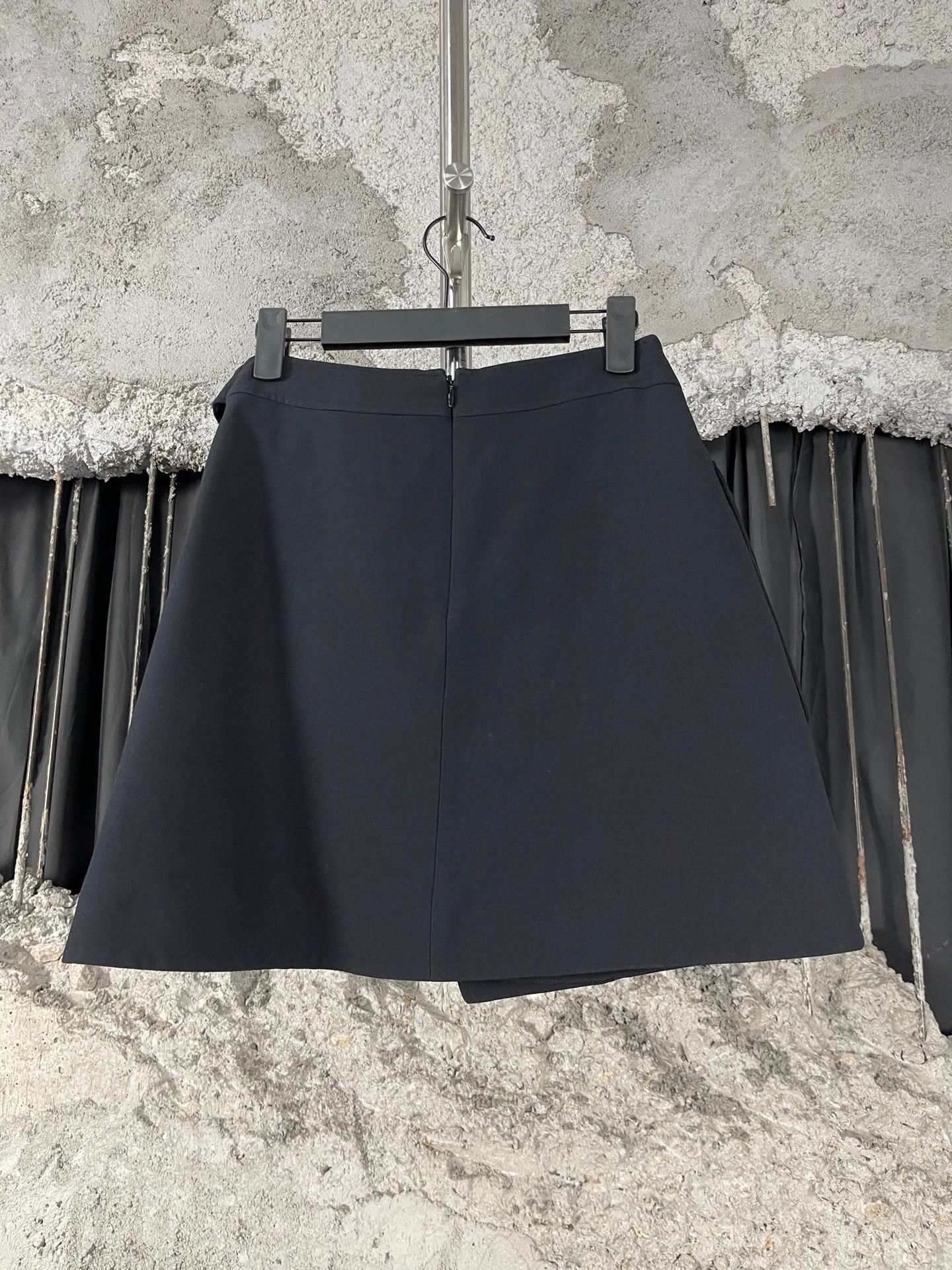 Louis Vuitton Louis Vuitton Women's Skirt 34 New Size 25" / US 0 / IT 36 - 2 Thumbnail