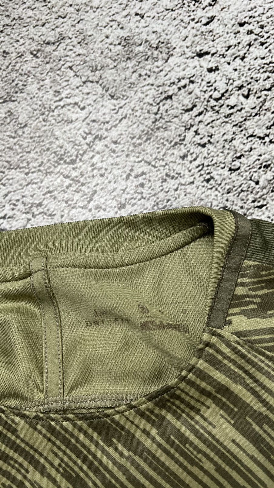 Nike Pre match nike AS Roma khaki camo design jersey Size US M / EU 48-50 / 2 - 5 Thumbnail
