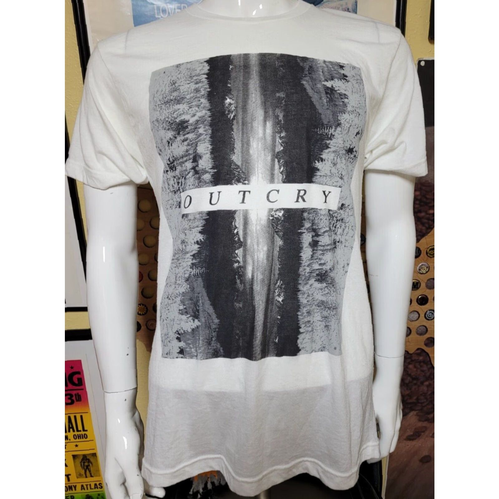 Tultex VINTAGE OUTCRY Tour 2015 Christian Music Tour T Shirt Large Hillsong Kari Jobe Crowder Shirt Mens White Cotton Blend Graphic Tee Size US L / EU 52-54 / 3 - 2 Thumbnail
