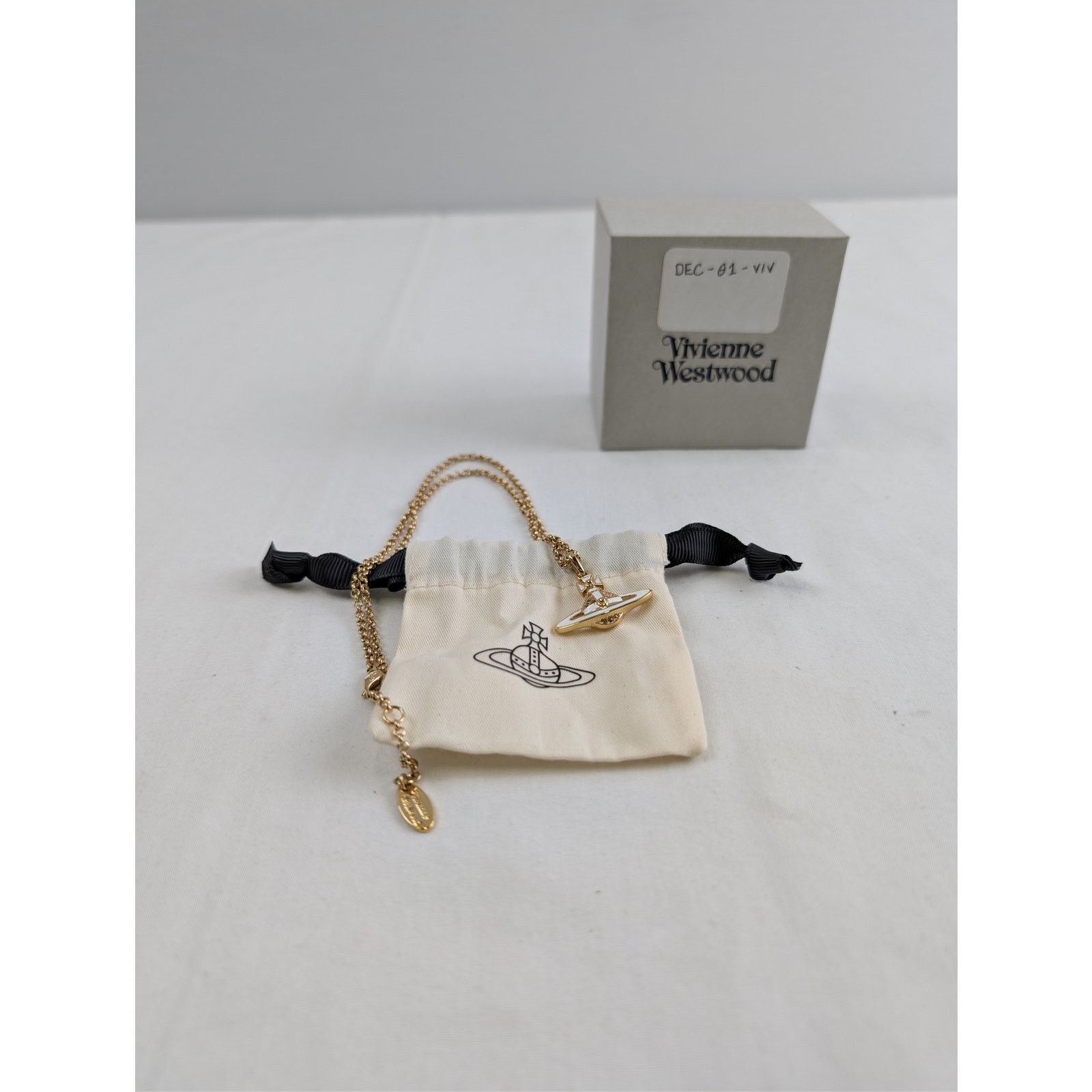 Vivienne Westwood o1rshd1 Size: OS / unisex Gold Cristal Orb Pendant Necklace Size ONE SIZE - 13 Thumbnail