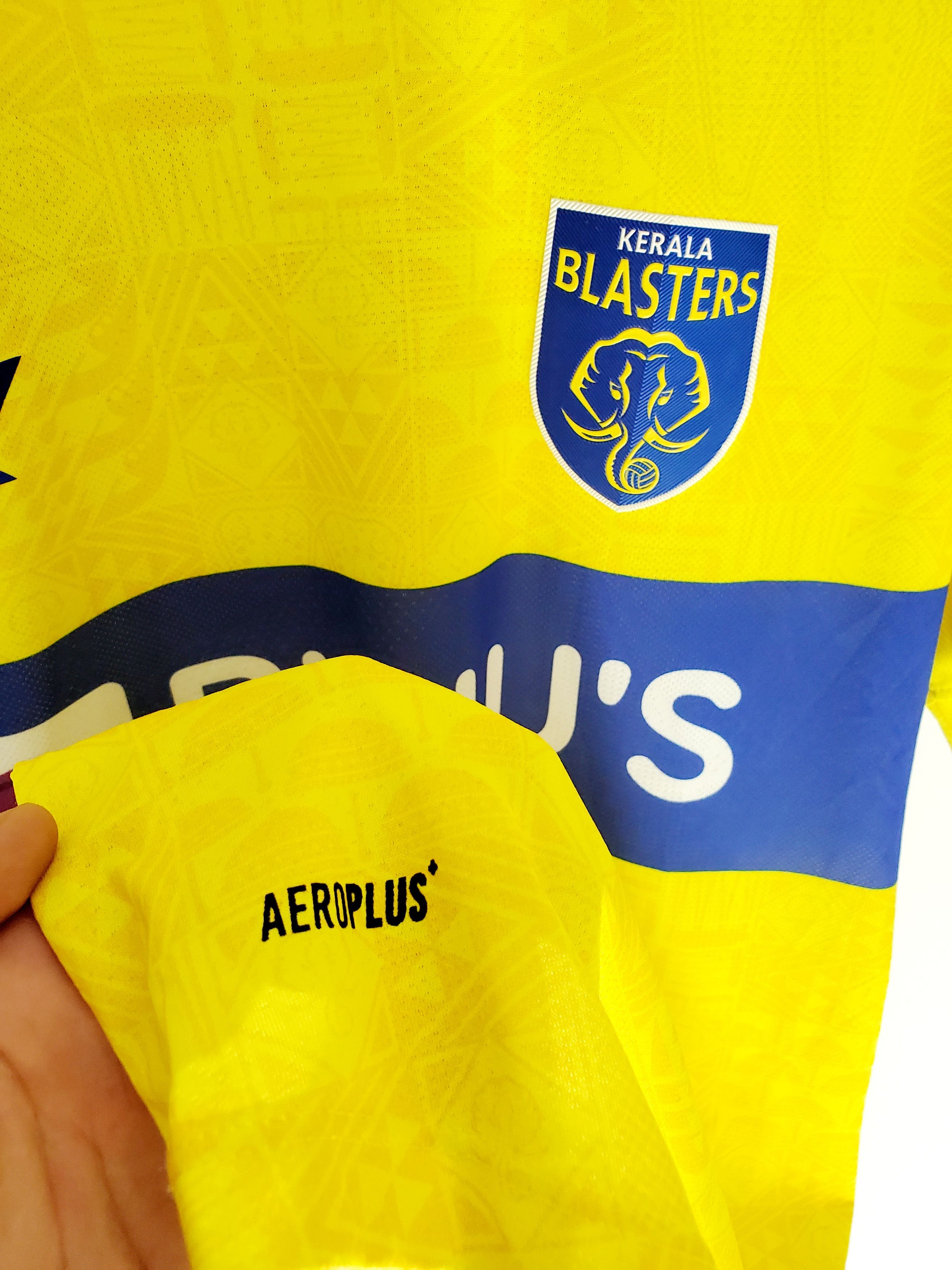 Other 2022-23 Kerala Blasters Alternate Home Shirt new condition L Size US L / EU 52-54 / 3 - 3 Thumbnail