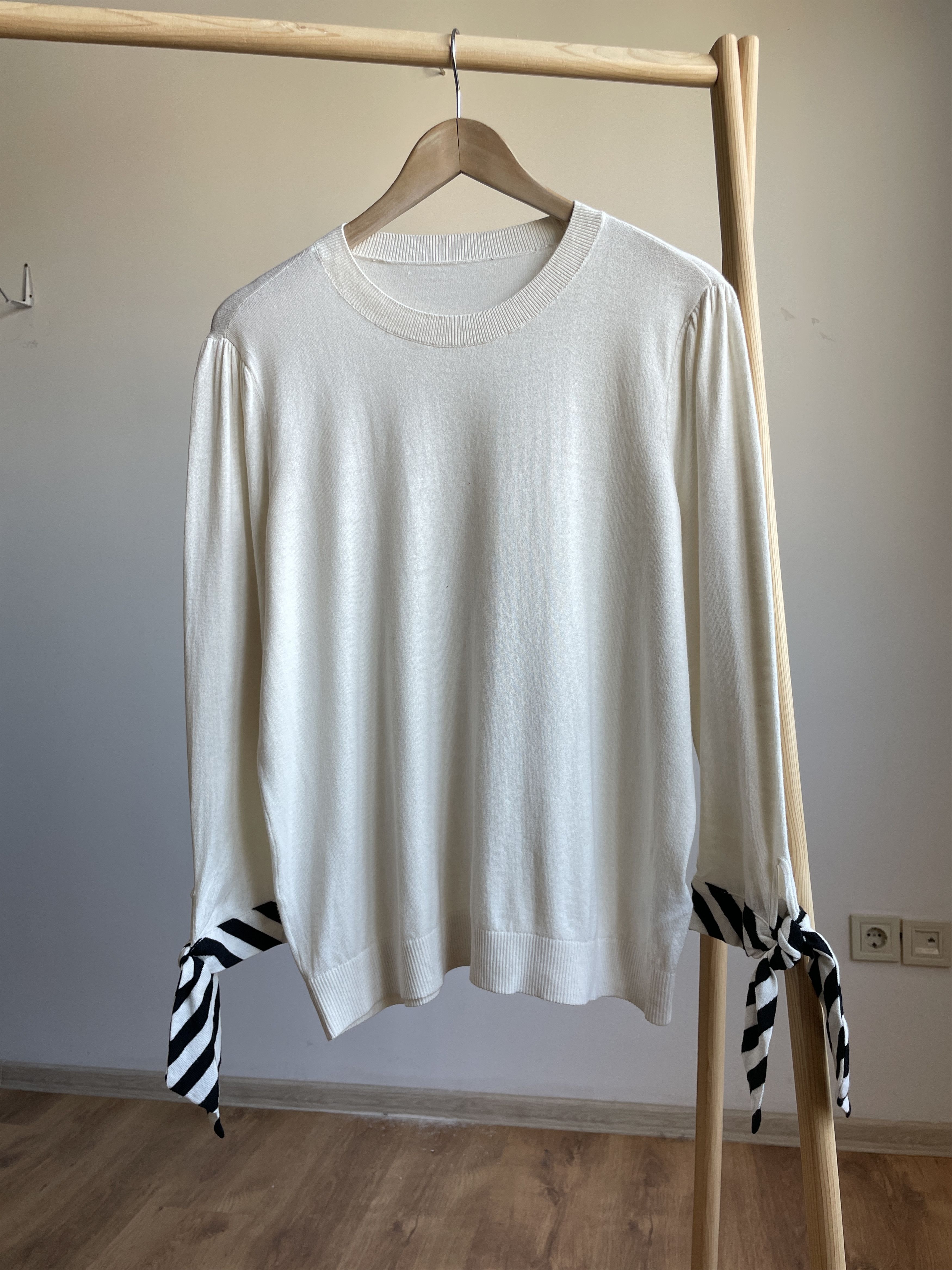 Polo Ralph Lauren Polo Ralph Lauren Womens Bow Cuff Cotton Blend Cream Sweater Size L / US 10 / IT 46 - 1 Thumbnail