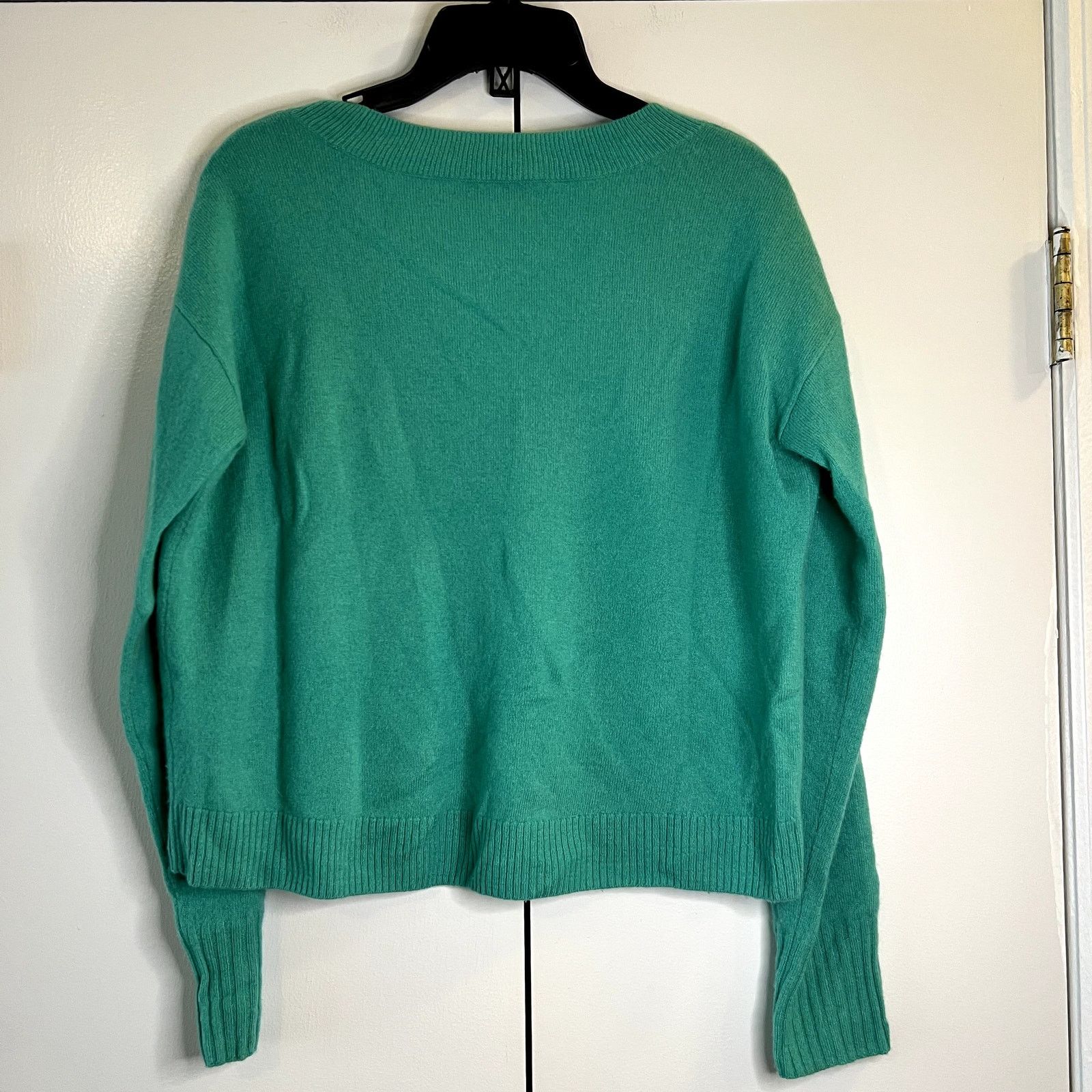 INTERMIX Intermix V-neck Cashmere sweater size S in Green Size S / US 4 / IT 40 - 6 Thumbnail