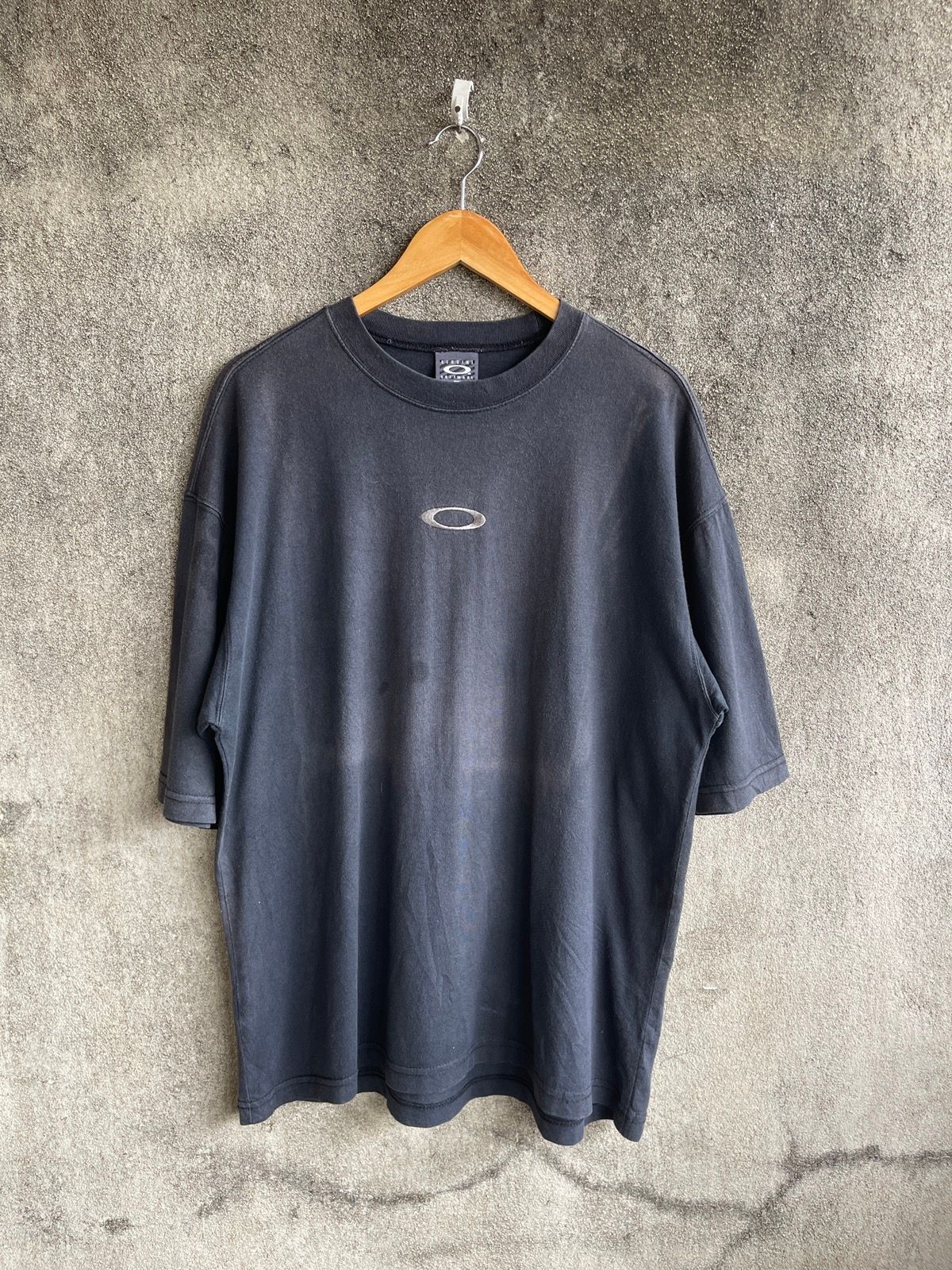 Pre-owned Made In Usa X Oakley Vintage'90soakleysoftware Sun Faded Center Logo Tshirt In Faded Black