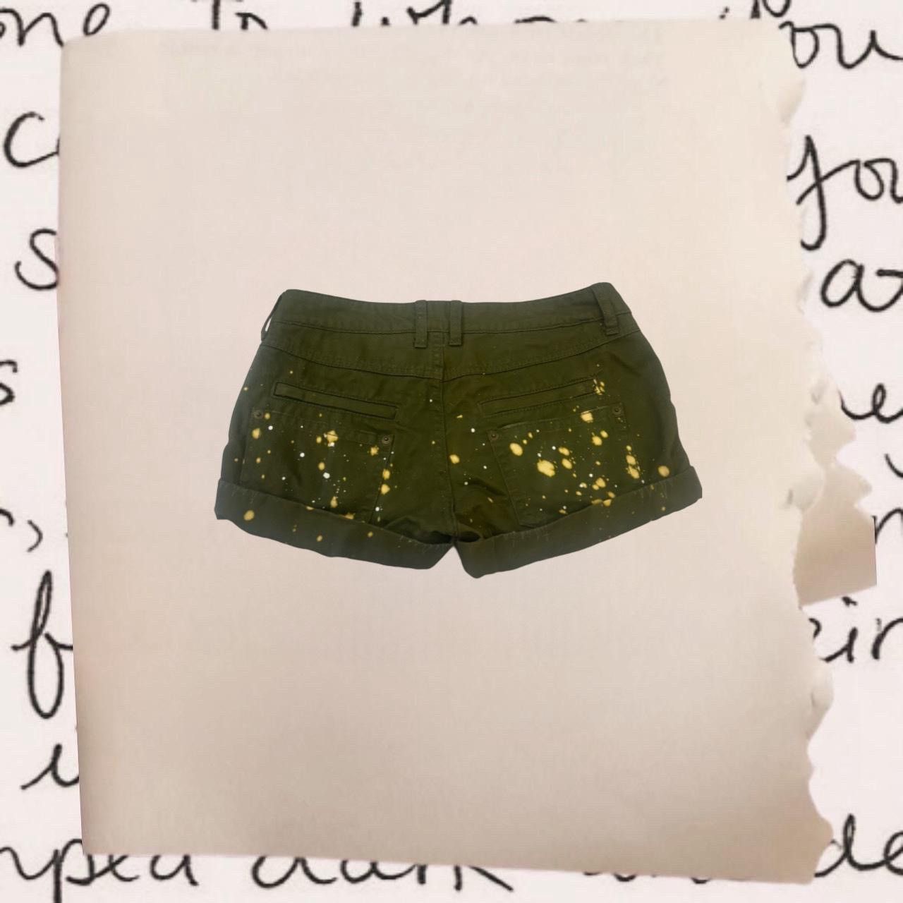 5351 POUR LES FEMMES paint spattered khaki lowrise shorts Size 26" / US 2 / IT 38 - 3 Thumbnail