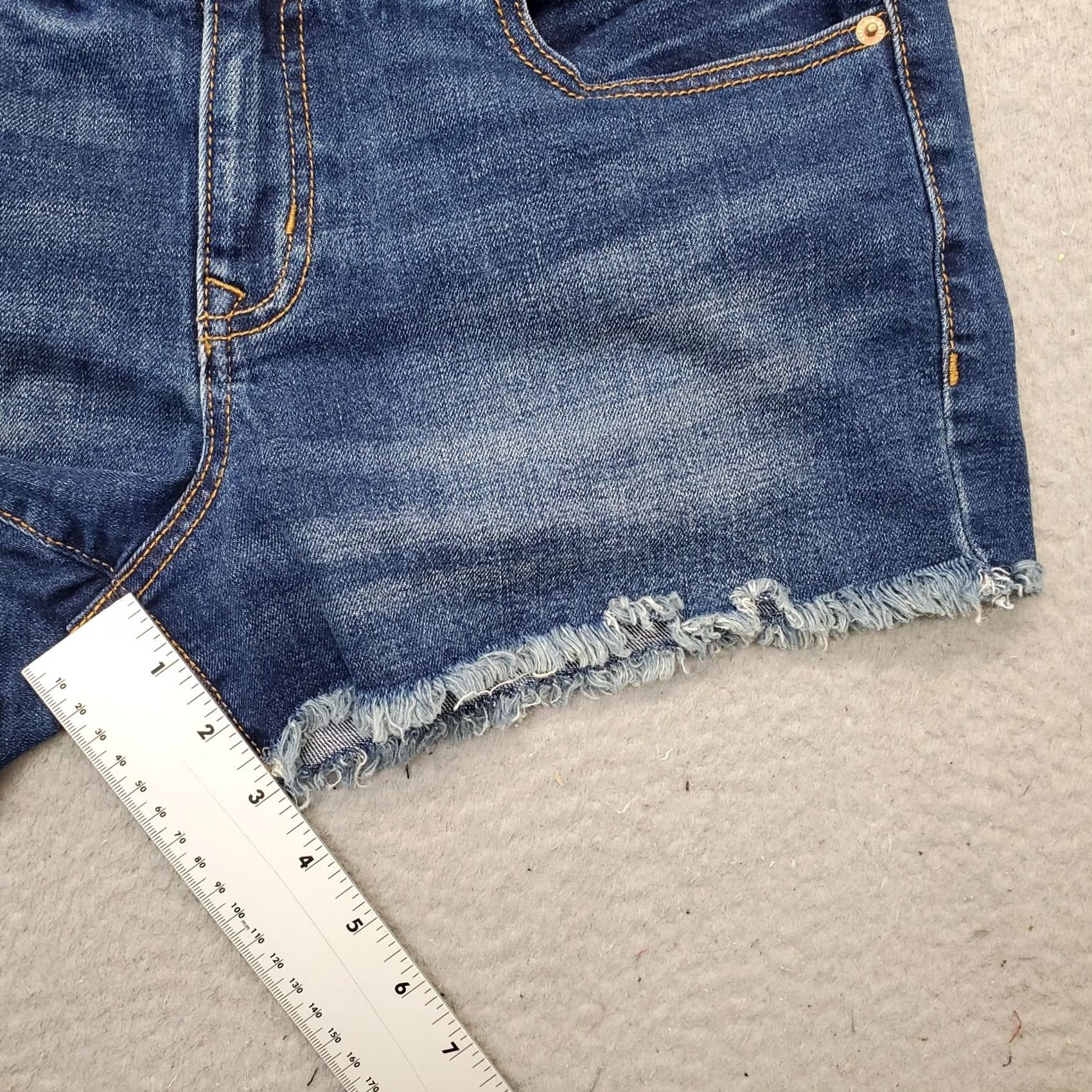 Old Navy Old Navy Women's Blue Denim Stretch Boyfriend Shorts 8 Casual Casualwear Denim Shorts Womens 8 Blue Old Navy Size 30" / US 8 / IT 44 - 4 Thumbnail