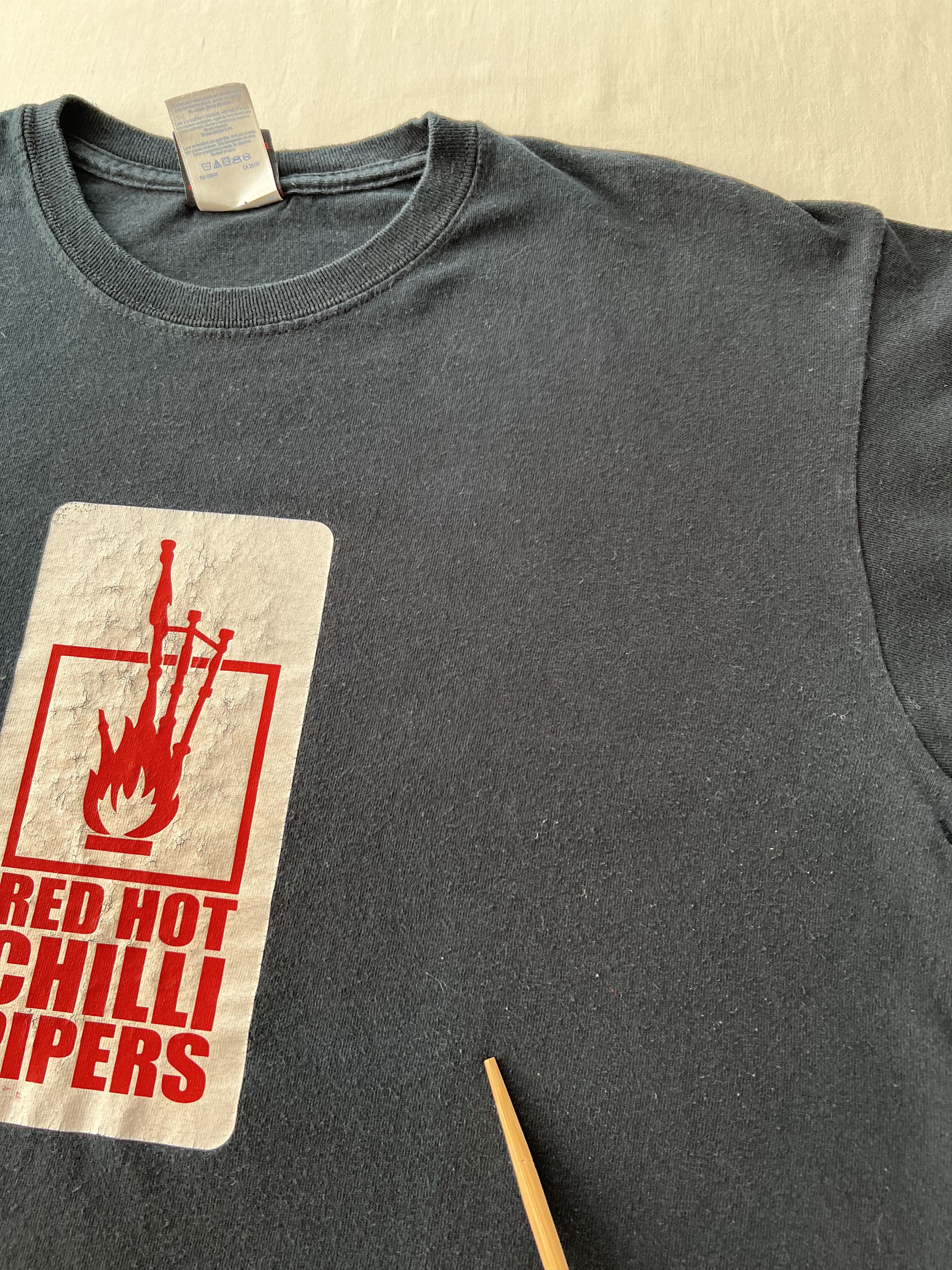 Band Tees Vintage 2000s Red Hot Chilli Pipers Rock Band Black T-shirt Size US M / EU 48-50 / 2 - 10 Thumbnail