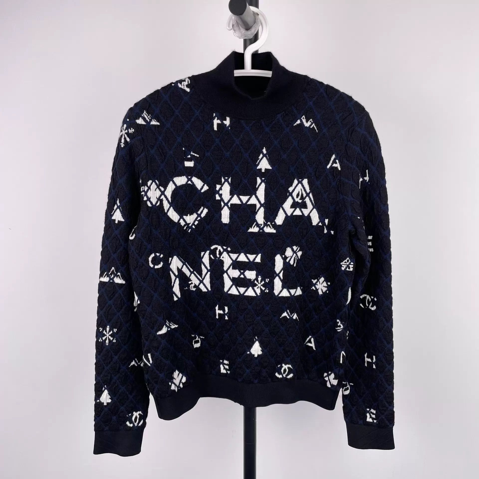 Chanel Chanel Womens Black White Logo Sweaters 34 Size XS / US 0-2 / IT 36-38 - 1 Thumbnail
