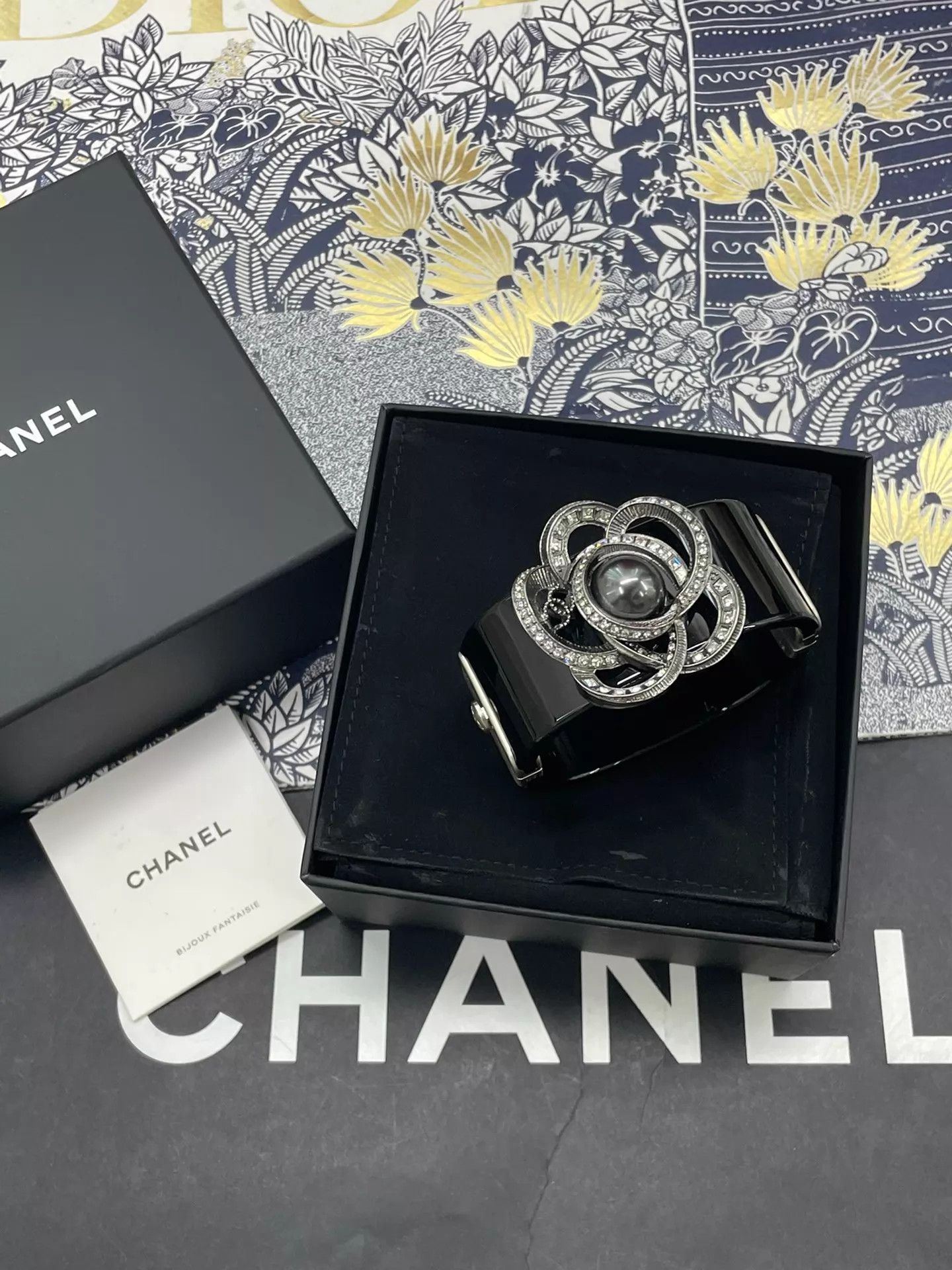 Chanel Chanel Black 3D Camellia Acrylic Bracelet Size ONE SIZE - 1 Thumbnail