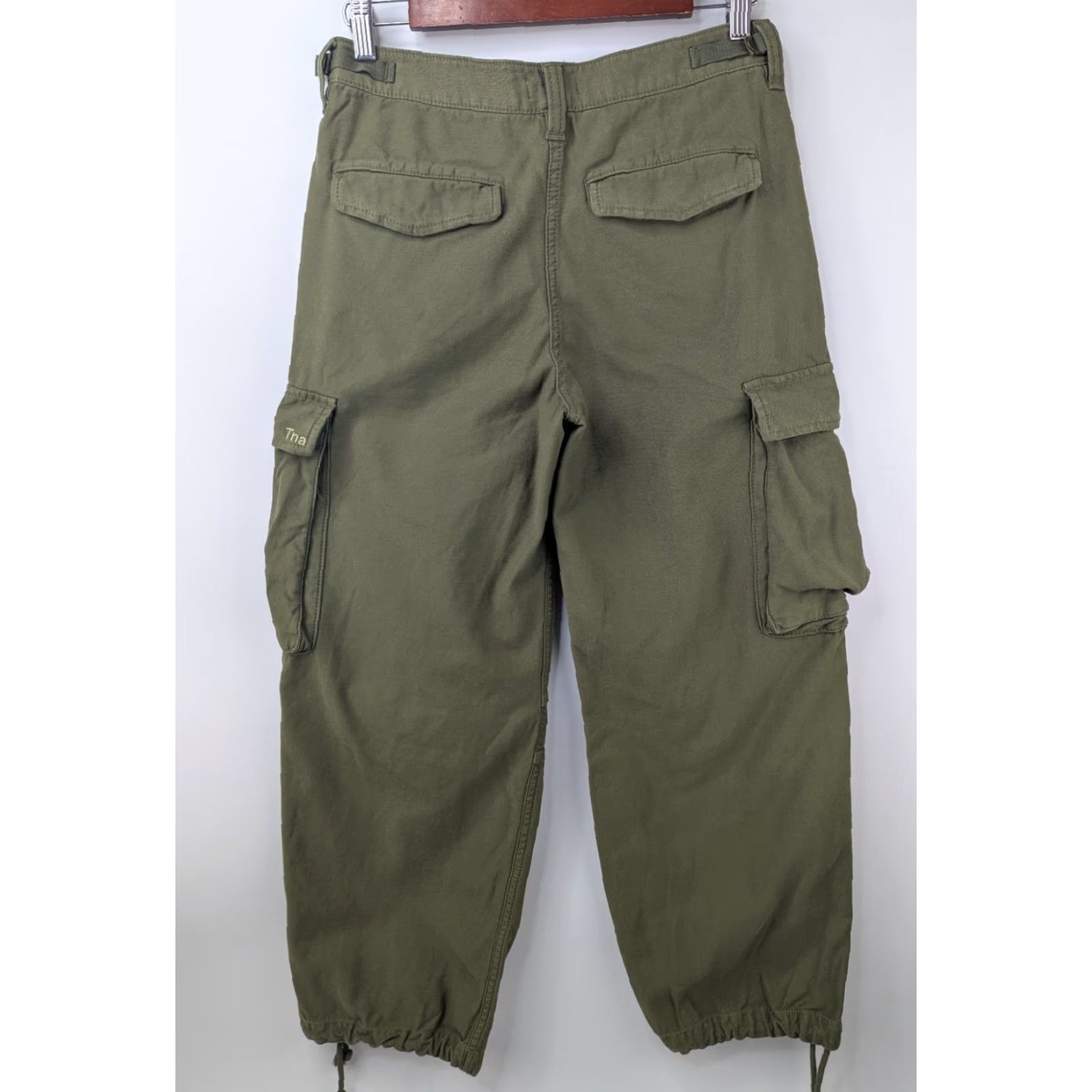 Aritzia Aritzia TNA Supply Cargo Pants Women's Size 4 Army Green Cargo Pants Tapered Regular Waist Buckle Zipper Size 27" / US 4 / IT 40 - 5 Thumbnail