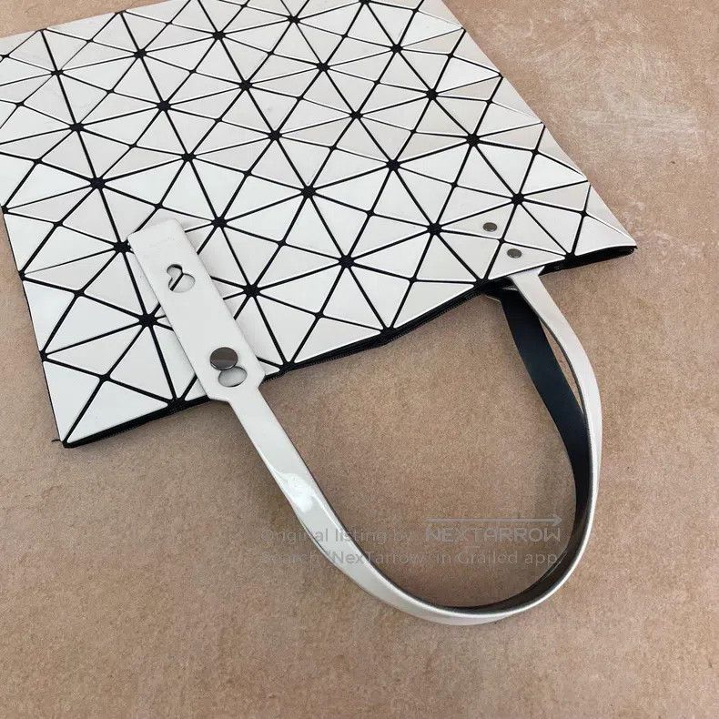 Issey Miyake Issey Miyake White Classic Quilted Tote Shoulder Bag Size ONE SIZE - 5 Thumbnail