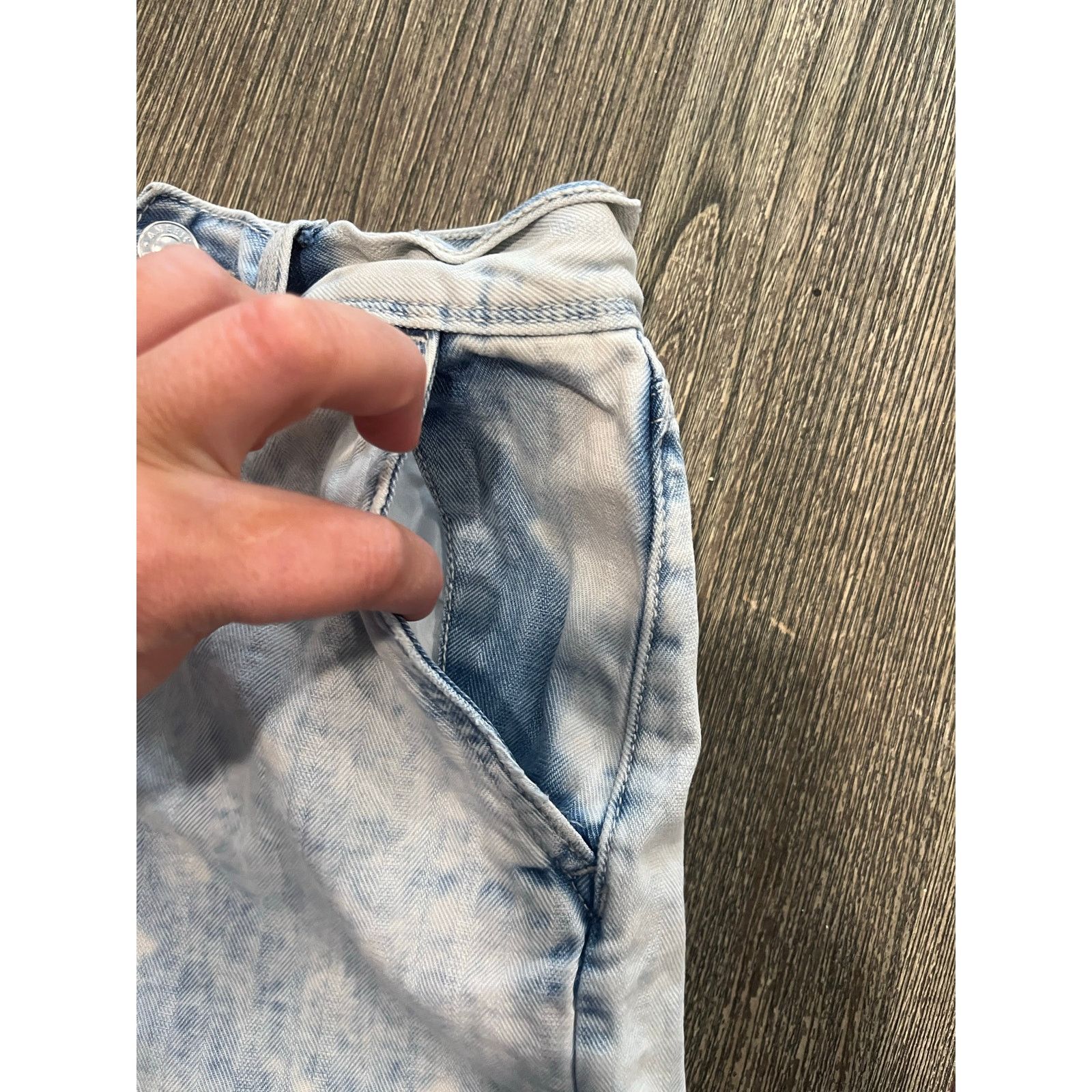 American Eagle Outfitters American Eagle Mom Shorts High Rise Denim Raw Hem Blue Sz 6 Size 28" / US 6 / IT 42 - 2 Thumbnail