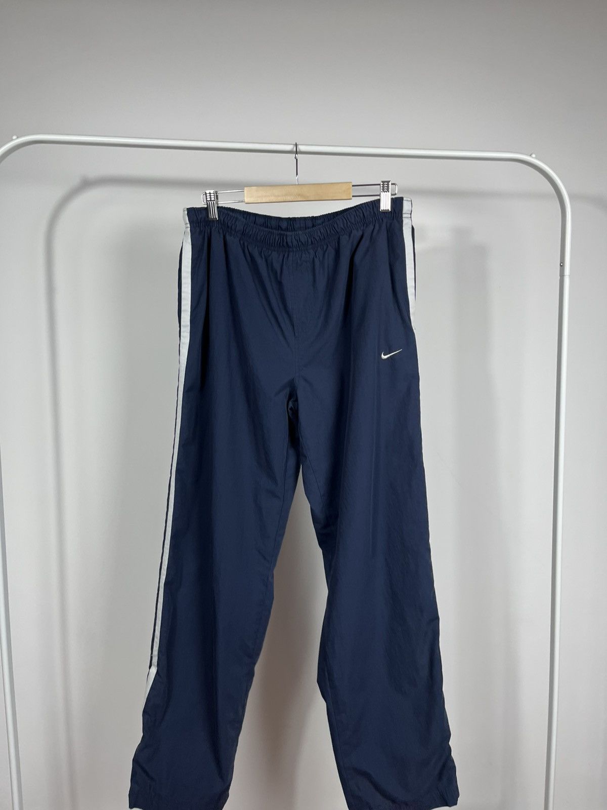 Nike Vintage Nike navy blue track pants with white side stripes L Size US 34 / EU 50 - 2 Thumbnail