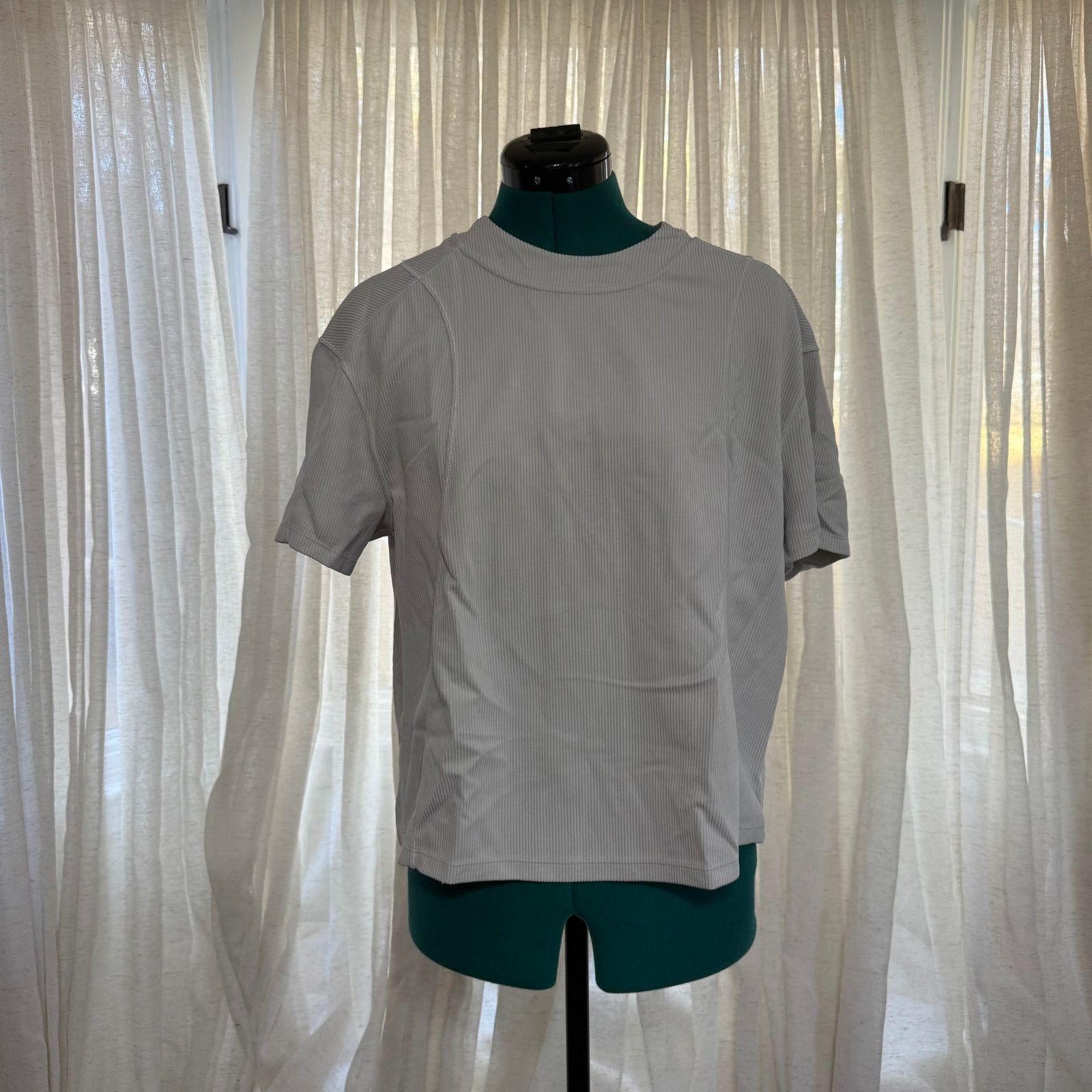 Lululemon Lululemon White Ribbed Performance Tee | Sz 6 Size M / US 6-8 / IT 42-44 - 2 Thumbnail