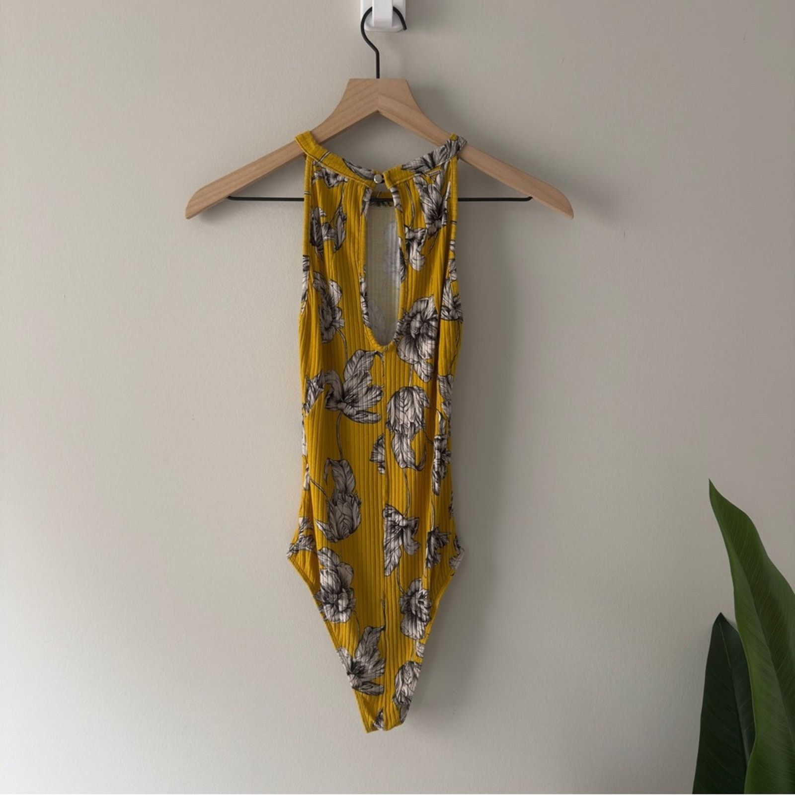 Other Sommer Floral Yellow Halter Neck Bodysuit Button Keyhole EUC Size S / US 4 / IT 40 - 4 Thumbnail