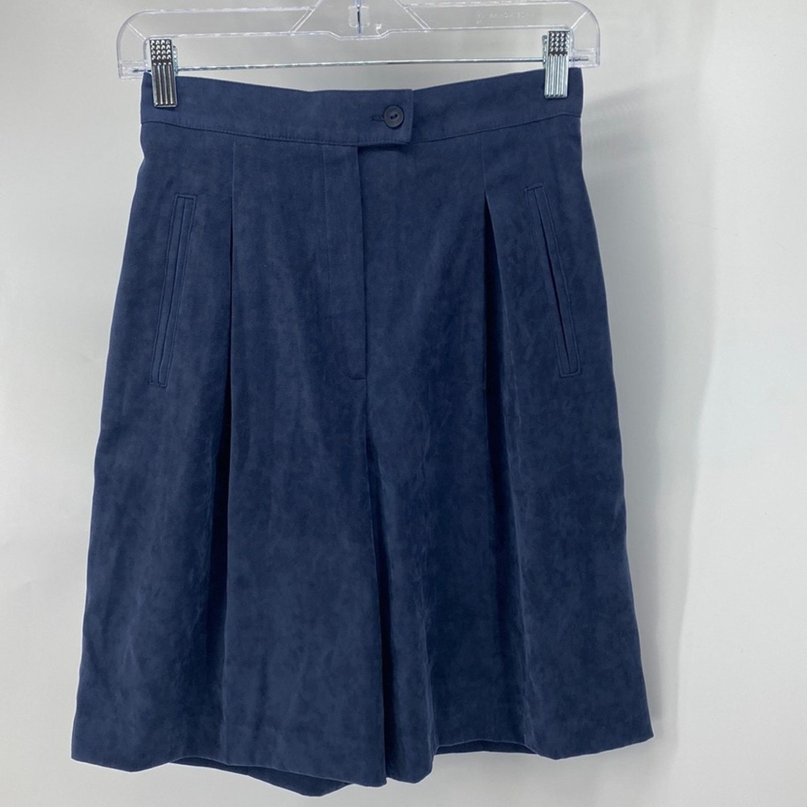 Vintage Vintage Liz Claiborne HIGH RISE PLEATED SHORT faux suede Size 25" / US 0 / IT 36 - 1 Thumbnail
