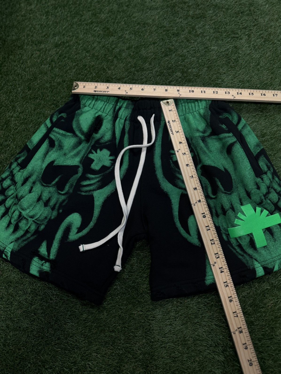 Vertabrae Vertabrae Skeleton Shorts Green Black Size Small (NEW) Size US 27 - 11 Thumbnail