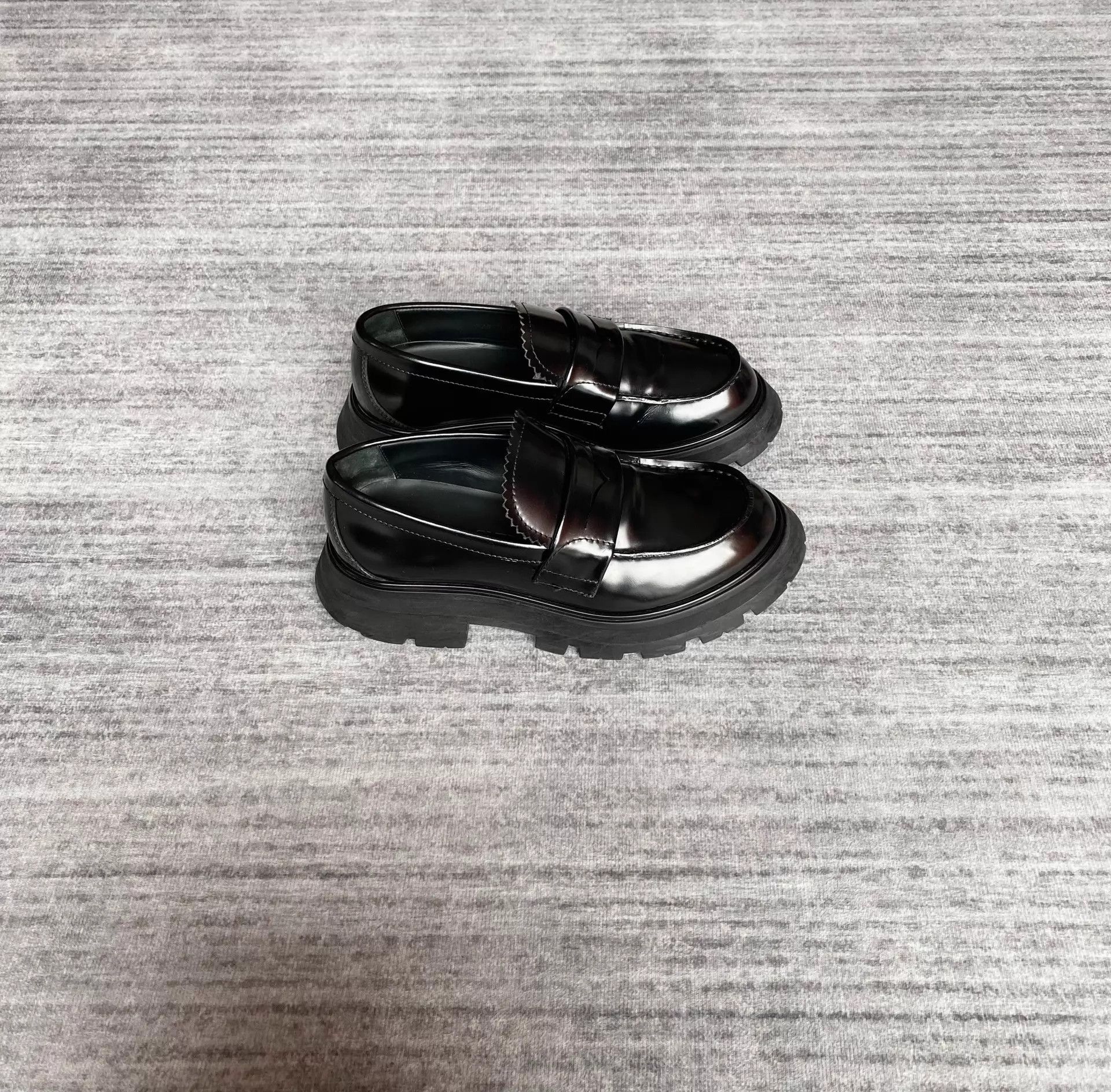 Alexander McQueen MCQUEEN Women's Round Toe Black Loafer 36 Worn 1-9 Times Size US 5.5 / IT 35.5 - 2 Thumbnail