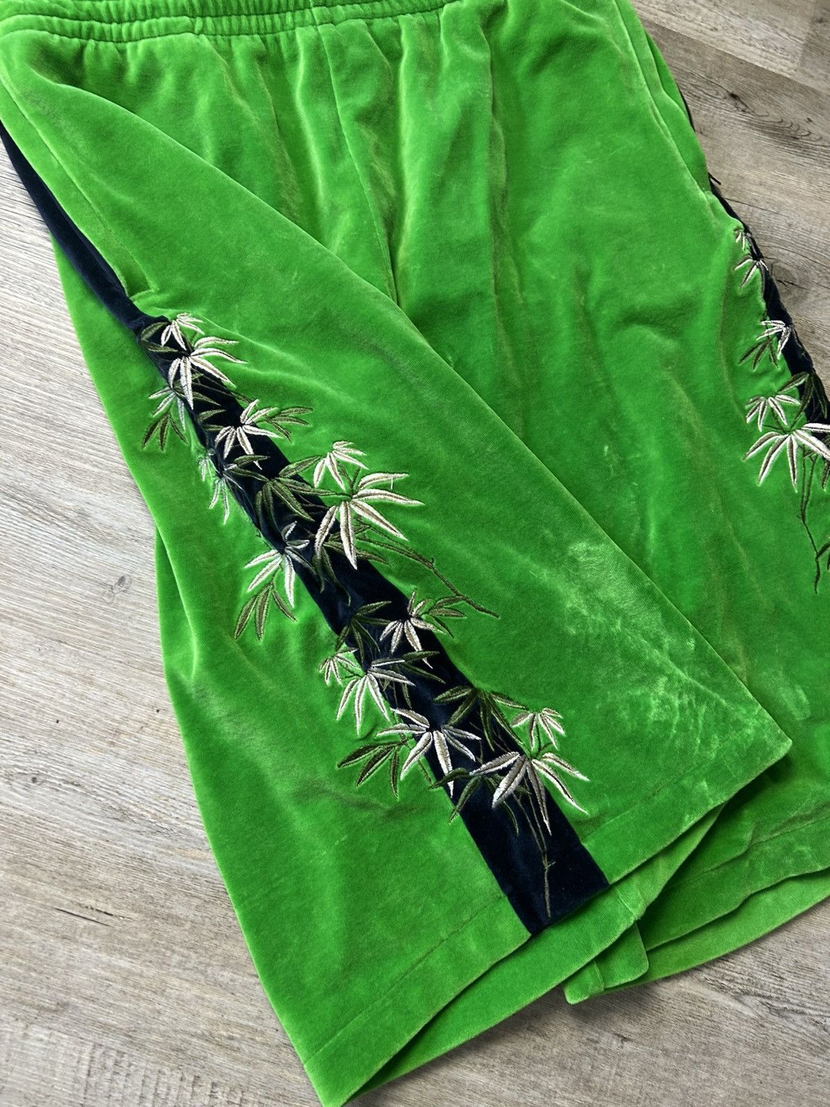 Gucci Sample runway Gucci towel apple green velour shorts Size US 30 / EU 46 - 3 Thumbnail
