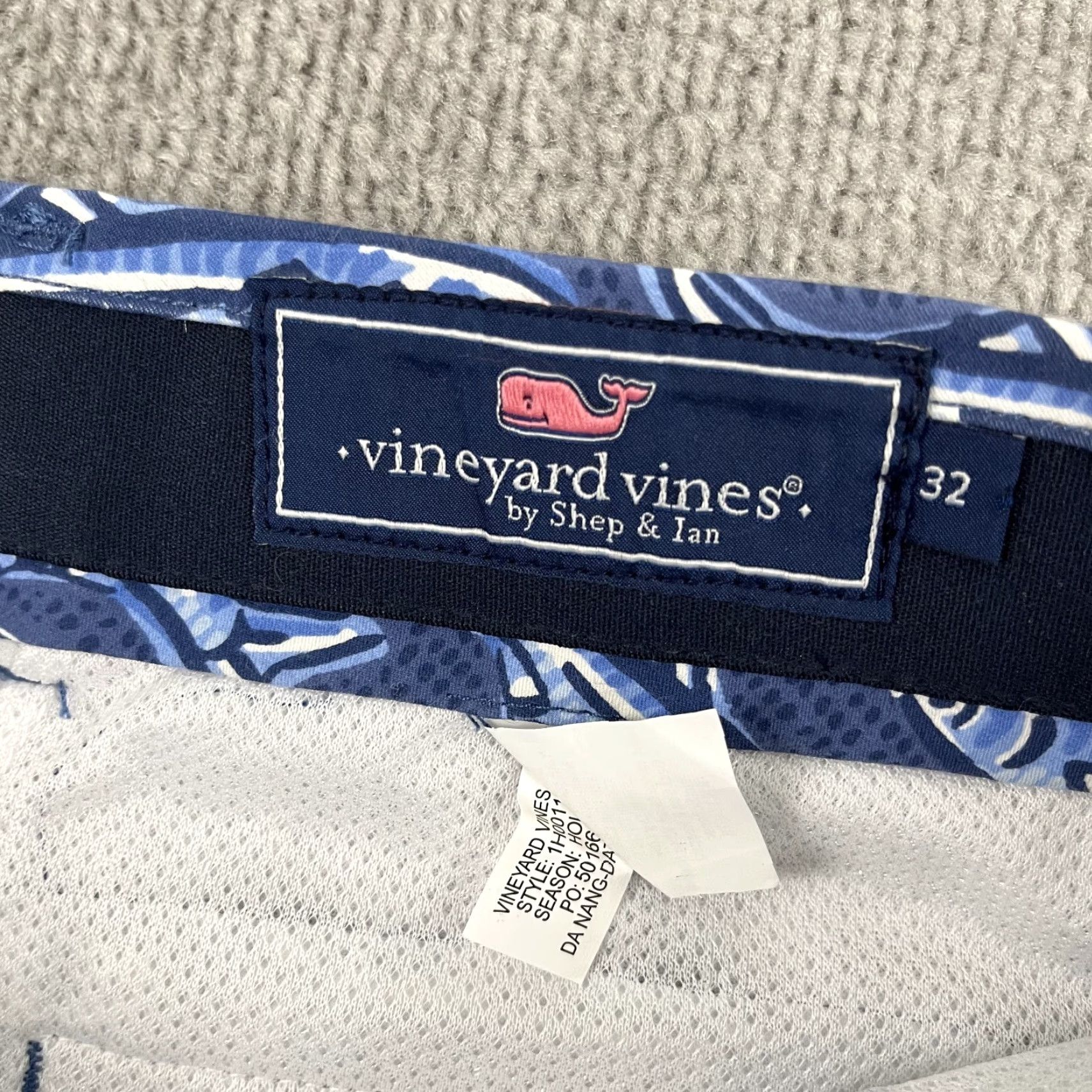 Vineyard Vines VINEYARD VINES Performance Golf Chino Shorts Men 32 Blue Fish Print 8" Inseam Regular Fit Size US 32 / EU 48 - 2 Thumbnail