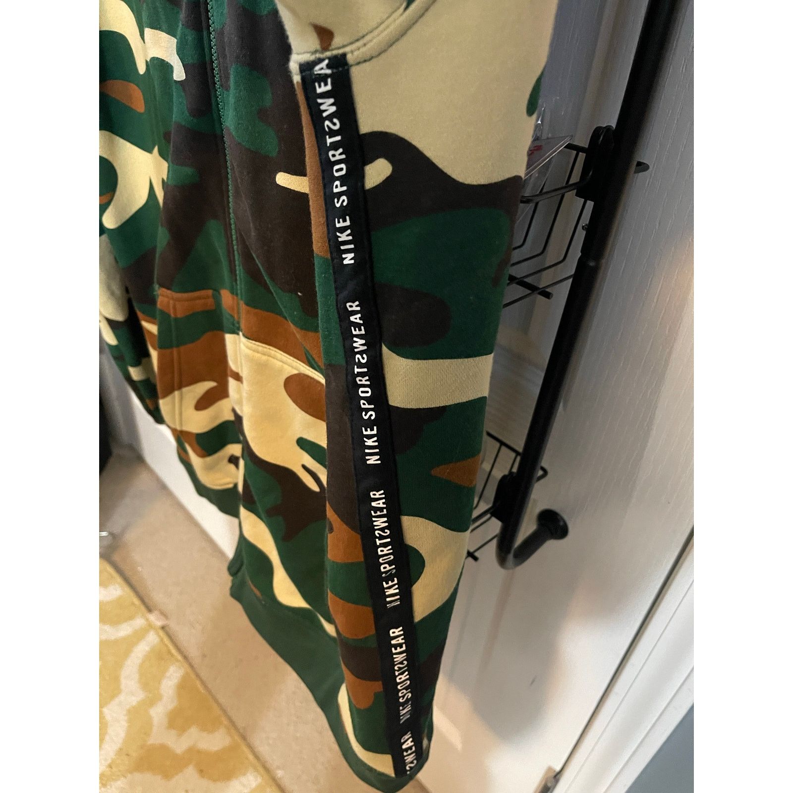 Nike NIKE AV5940-341 SPORTSWEAR JACKET: GREEN CAMO MEN SIZE M Size US M / EU 48-50 / 2 - 5 Thumbnail