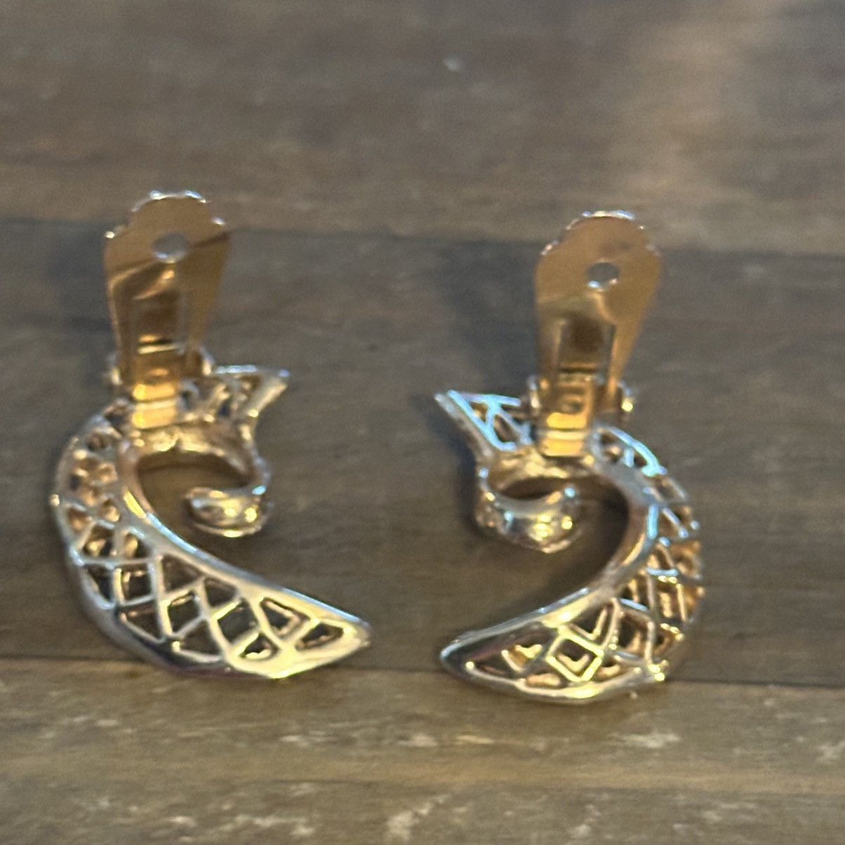 Vintage Vintage swirly filigree crescent clip on earrings Size ONE SIZE - 4 Thumbnail