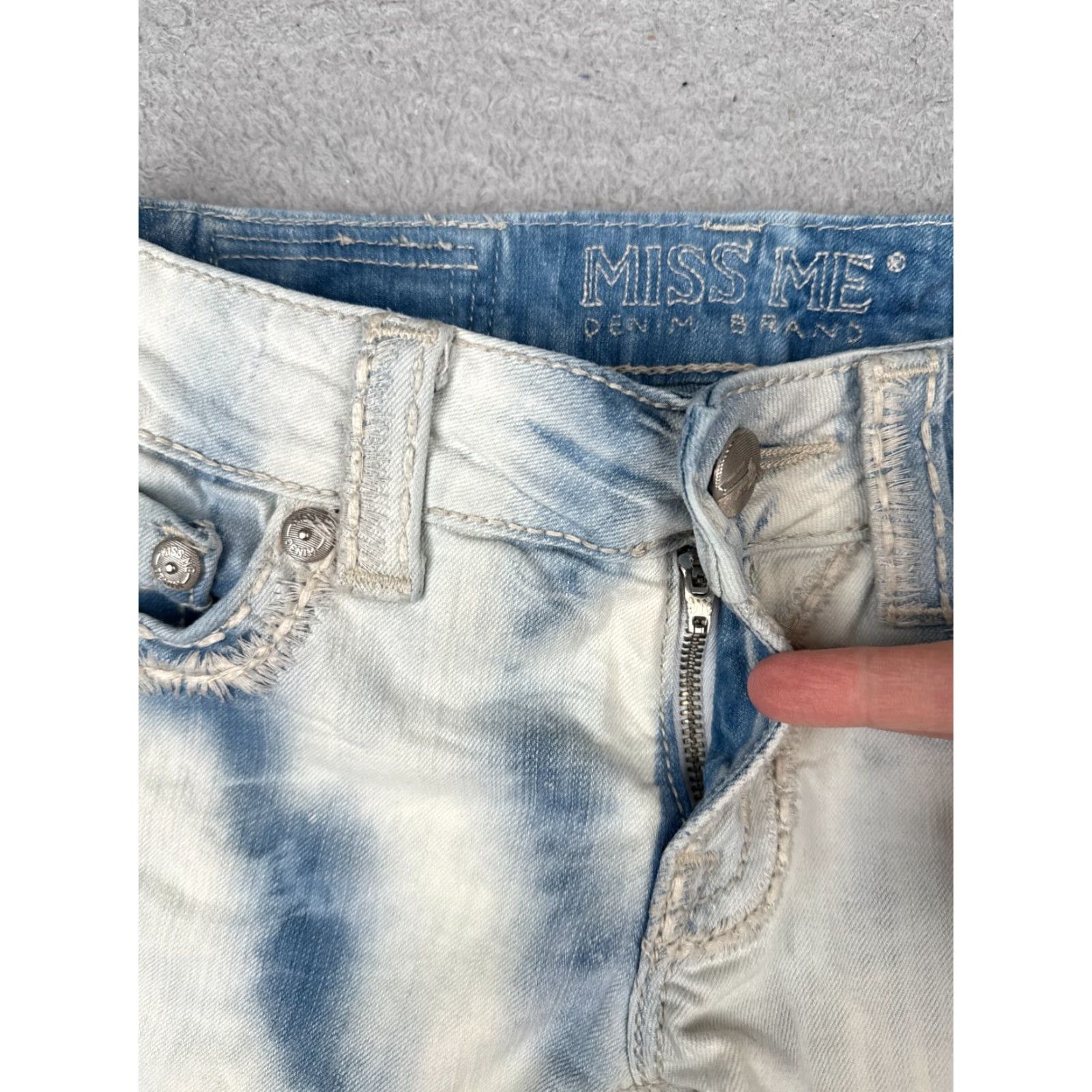 Miss Me Miss Me Bermuda Shorts Womens 27 Blue Denim Distressed Cutoff Contrast Embroidered Button 5-Pocket Design Size 27" / US 4 / IT 40 - 6 Thumbnail