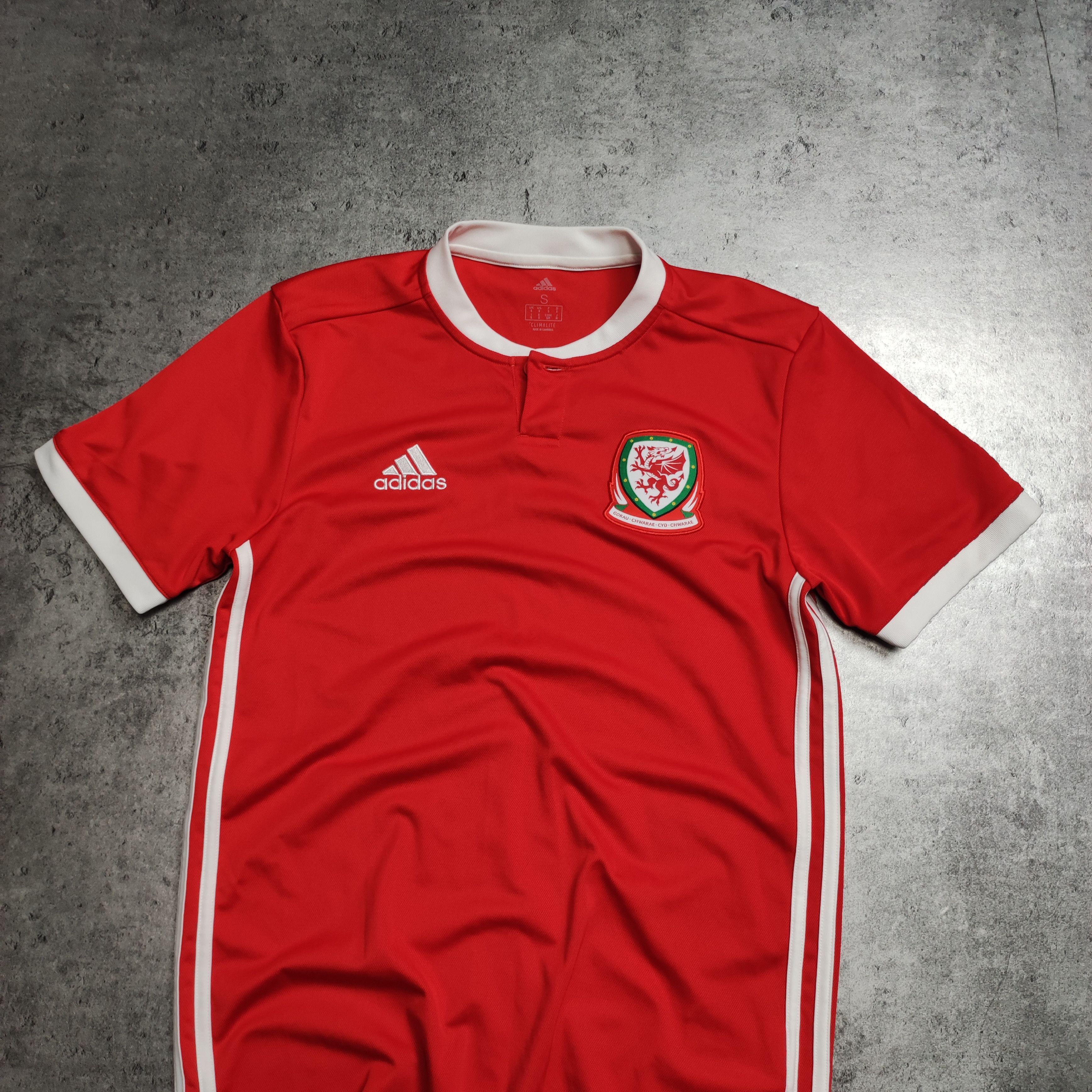 Adidas RARE Adidas x Wales National Team 2017 Football Jersey Size US S / EU 44-46 / 1 - 3 Thumbnail