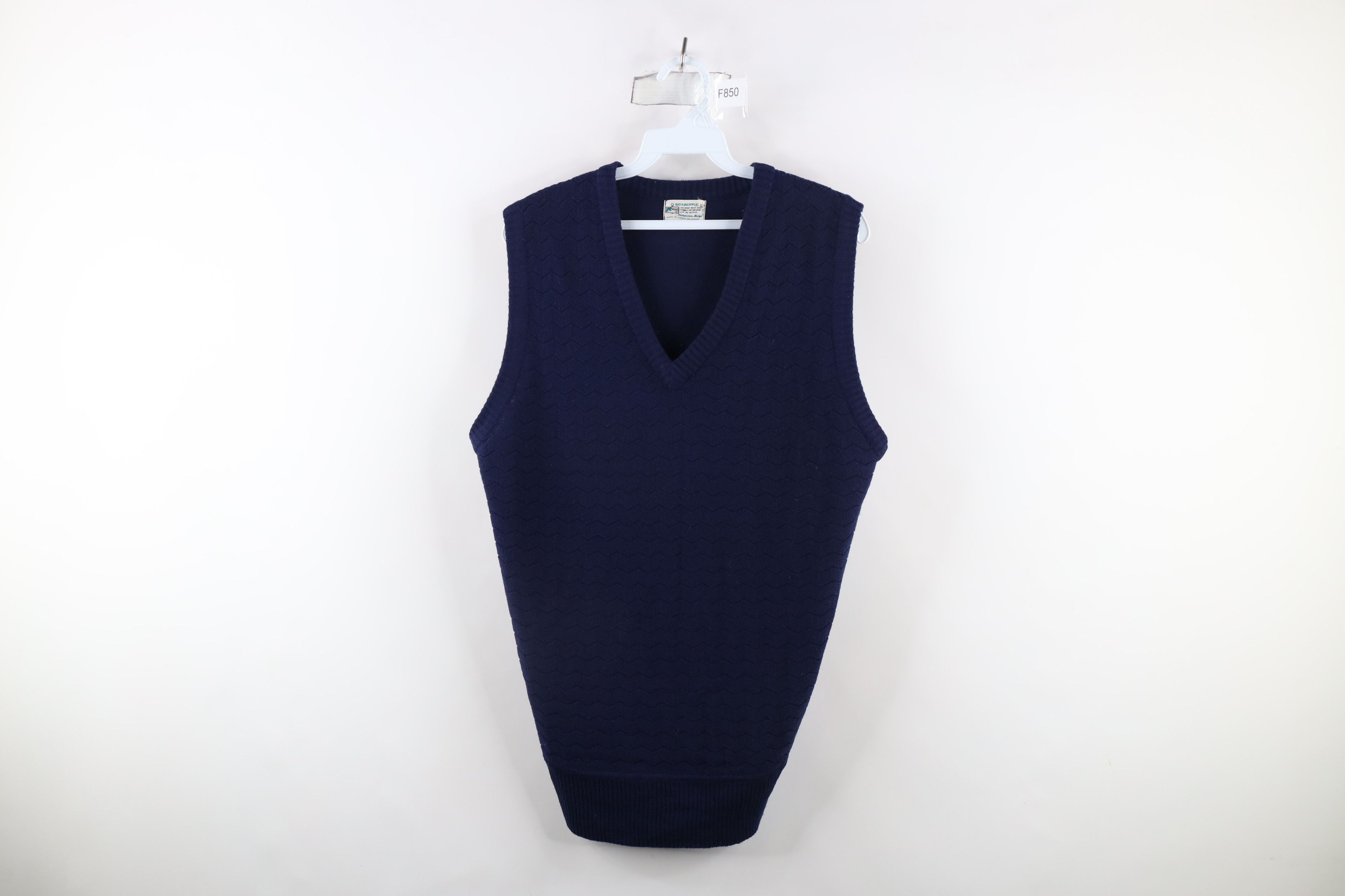 Vintage Vintage 70s Streetwear Knit V-Neck Sweater Vest Navy Blue Size US L / EU 52-54 / 3 - 1 Thumbnail