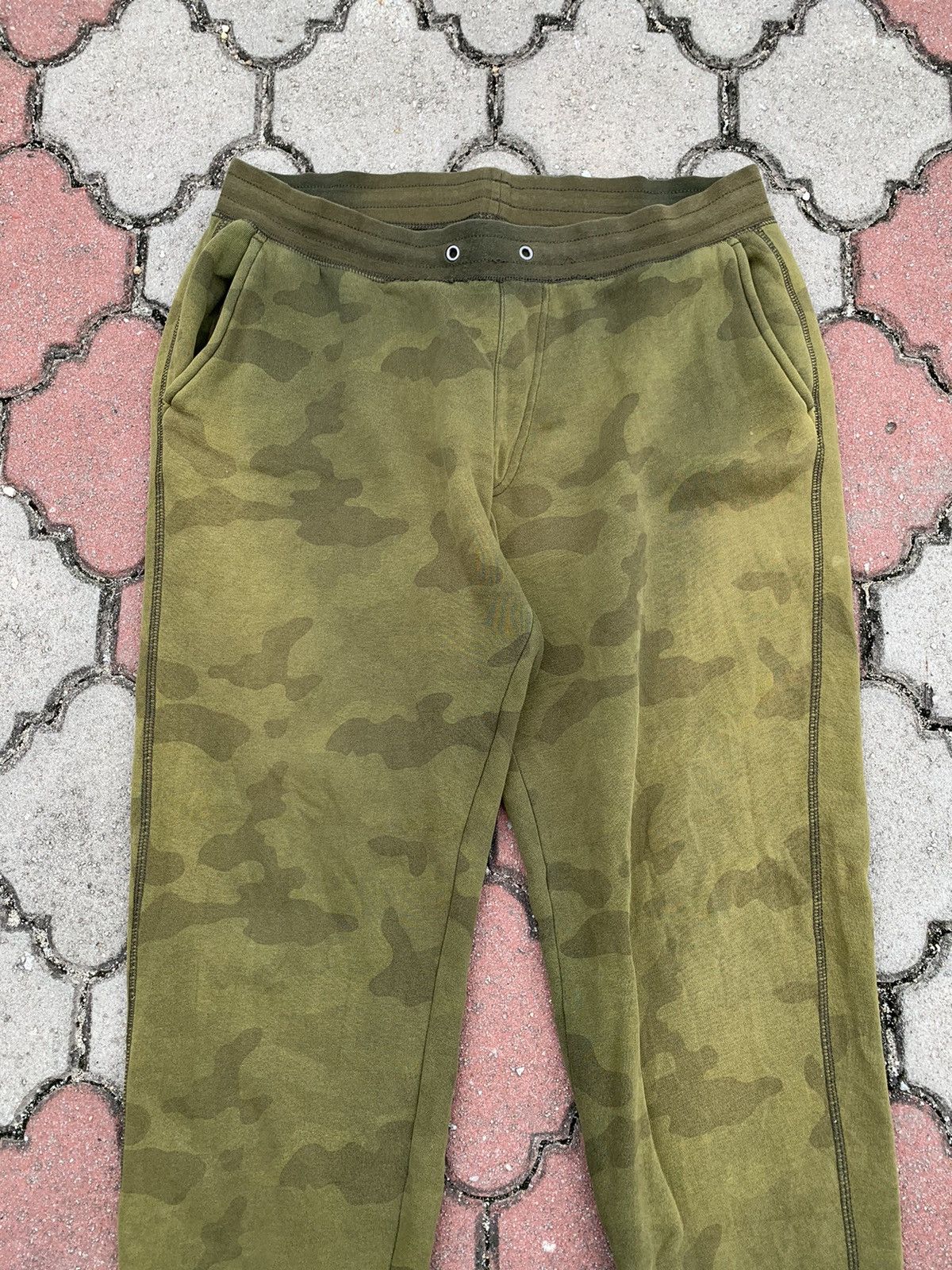 Japanese Brand × Uniqlo Steals! Uniqlo Green Camo Joggers Sweatpants Size US 35 - 3 Thumbnail