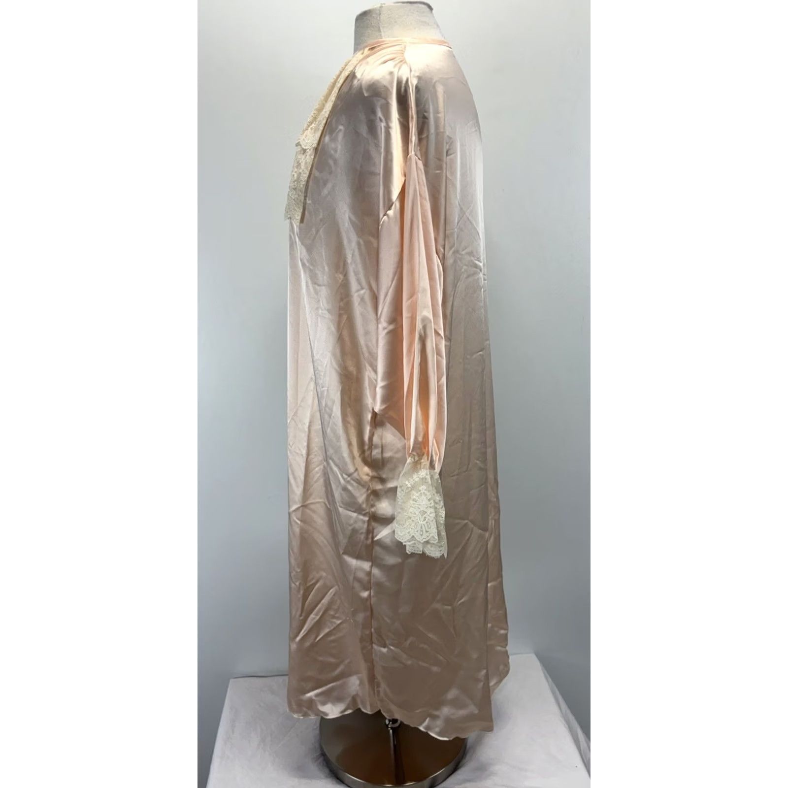 Vintage VINTAGE Satin Victorian Style Nightgown Women’s M Pale Pink Lace Trim Made USA 70s Nightgown Womens M Pink 1970s Victoria Size ONE SIZE - 2 Thumbnail