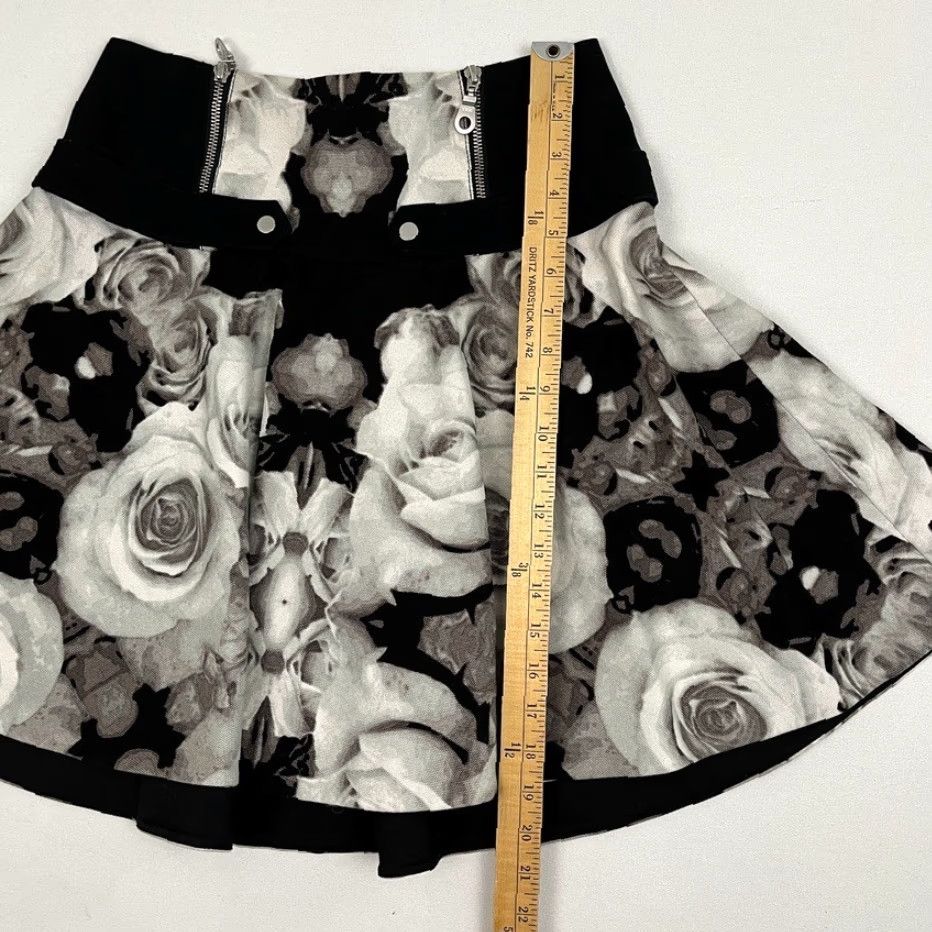 L.A.M.B. VINTAGE L.A.M.B Gwen Stefani Mini Skirt Womens Sz 2 W27 L20 Black Gray Floral Canvas Y2K Size 26" / US 2 / IT 38 - 4 Thumbnail