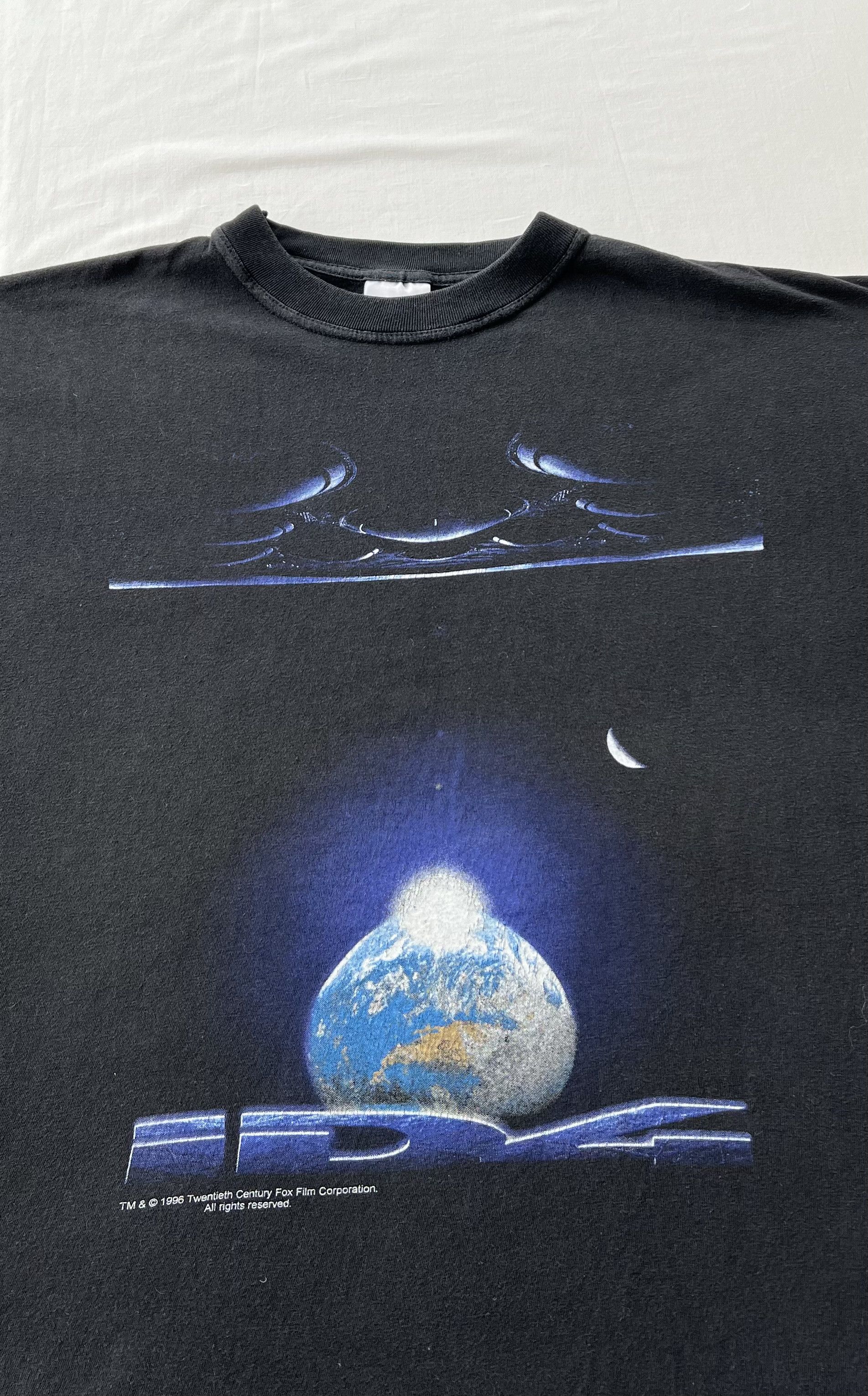 Vintage Vintage 1996 Independence Day ID4 Movie Black T-shirt Size US XL / EU 56 / 4 - 5 Thumbnail