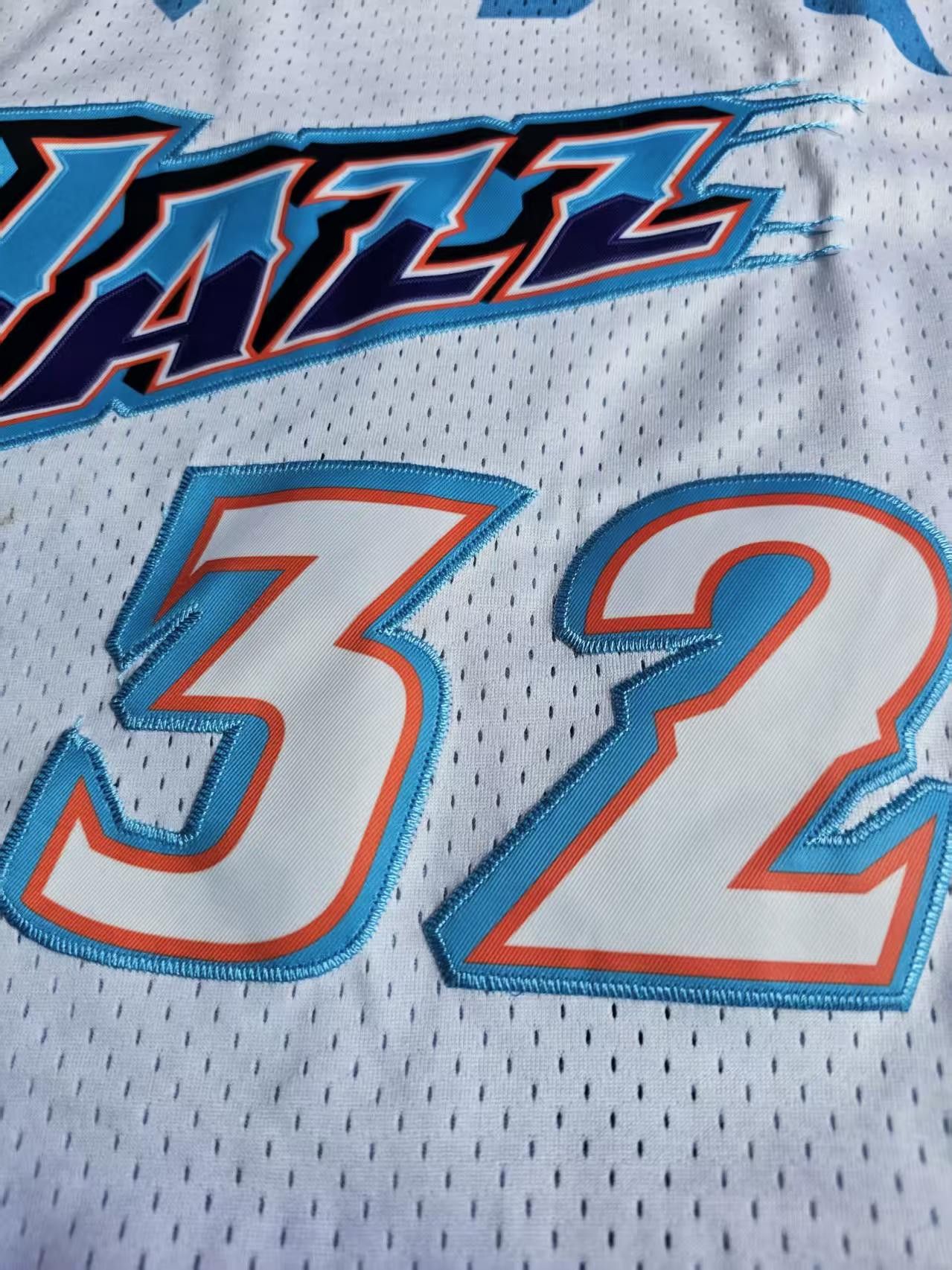 NBA 1996 97 Utah Jazz 32 Karl Malone Jersey Size US M / EU 48-50 / 2 - 5 Thumbnail