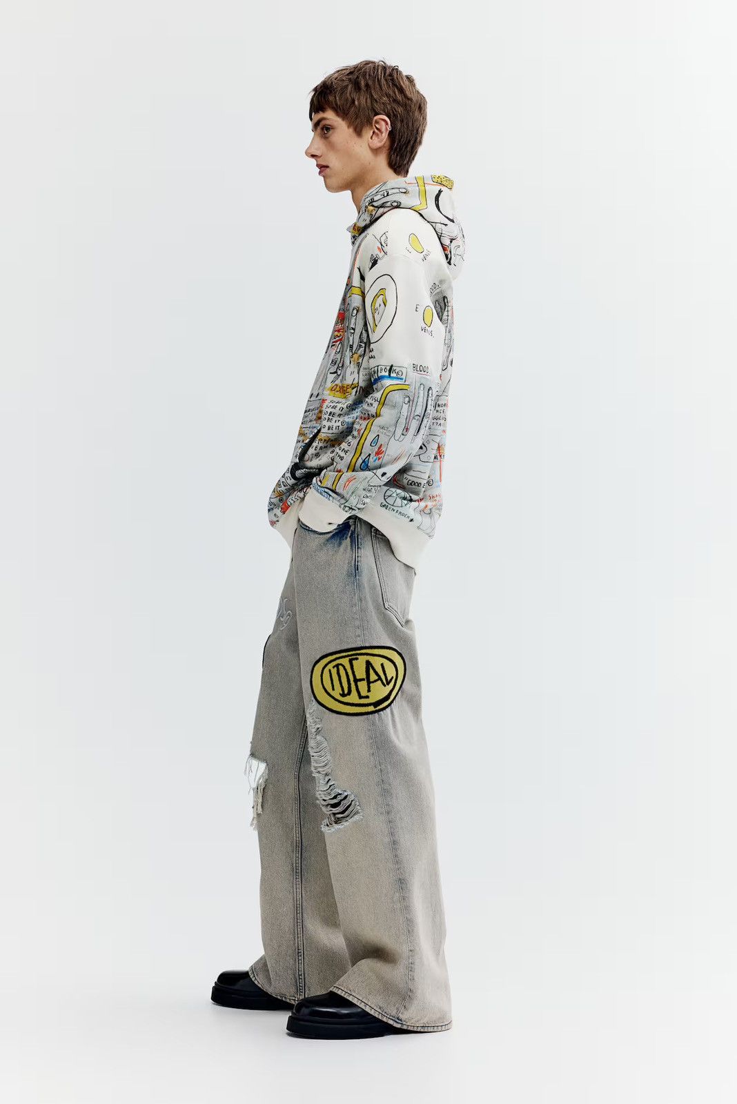H&M × Jean-Michel Basquiat × Who Decides War WHO DECIDES WAR x BASQUIAT x H&M RELAXED FIT COTTON HOODIE Size US S / EU 44-46 / 1 - 5 Thumbnail