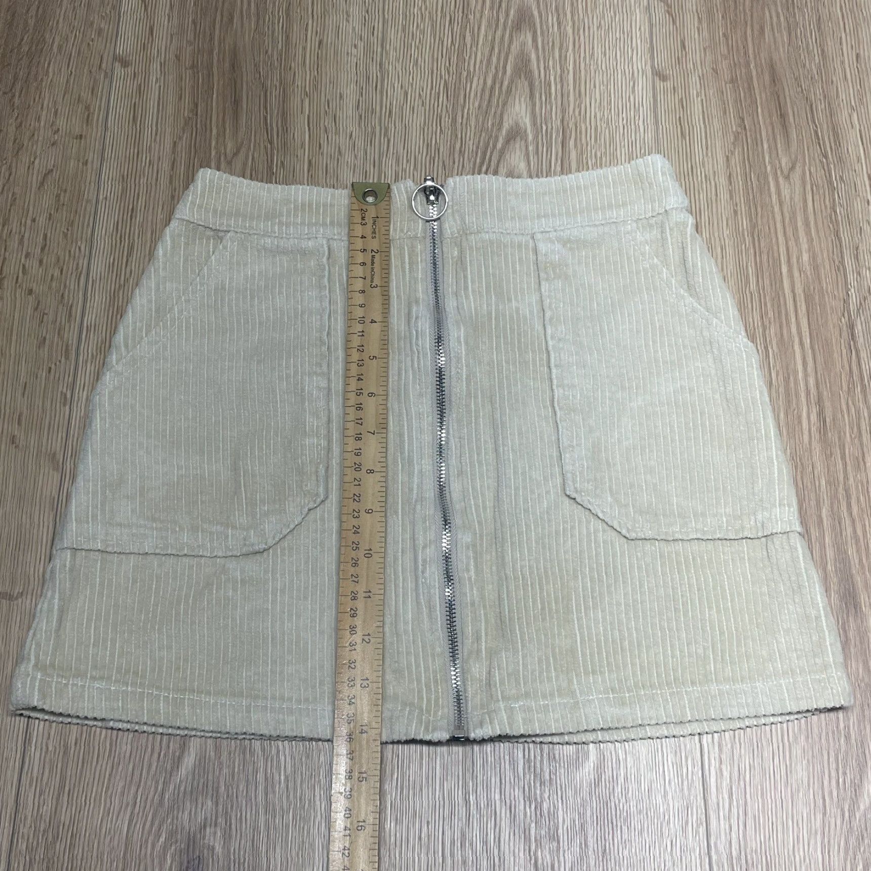 PRINCESS POLLY VINTAGE Princess Polly Corduroy Mini Skirt Women Small US 6 Beige Short Hipster Preppy Size 28" / US 6 / IT 42 - 5 Thumbnail