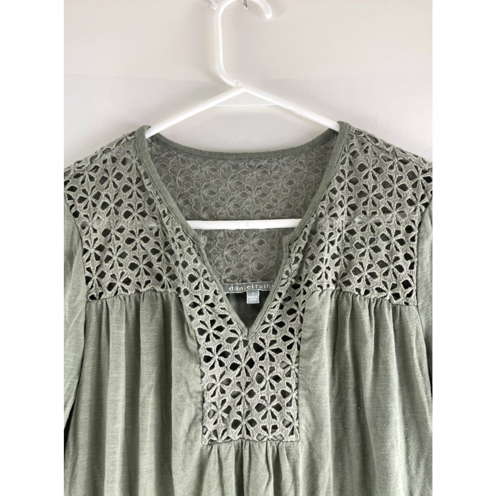 Vintage Daniel Rainn Blouse Women's S Sage Green Floral Crochet 3/4 Sleeve Lace Neck Shirt Womens Small Green Floral Crochet V-Neck Modern Breathable Size S / US 4 / IT 40 - 5 Thumbnail