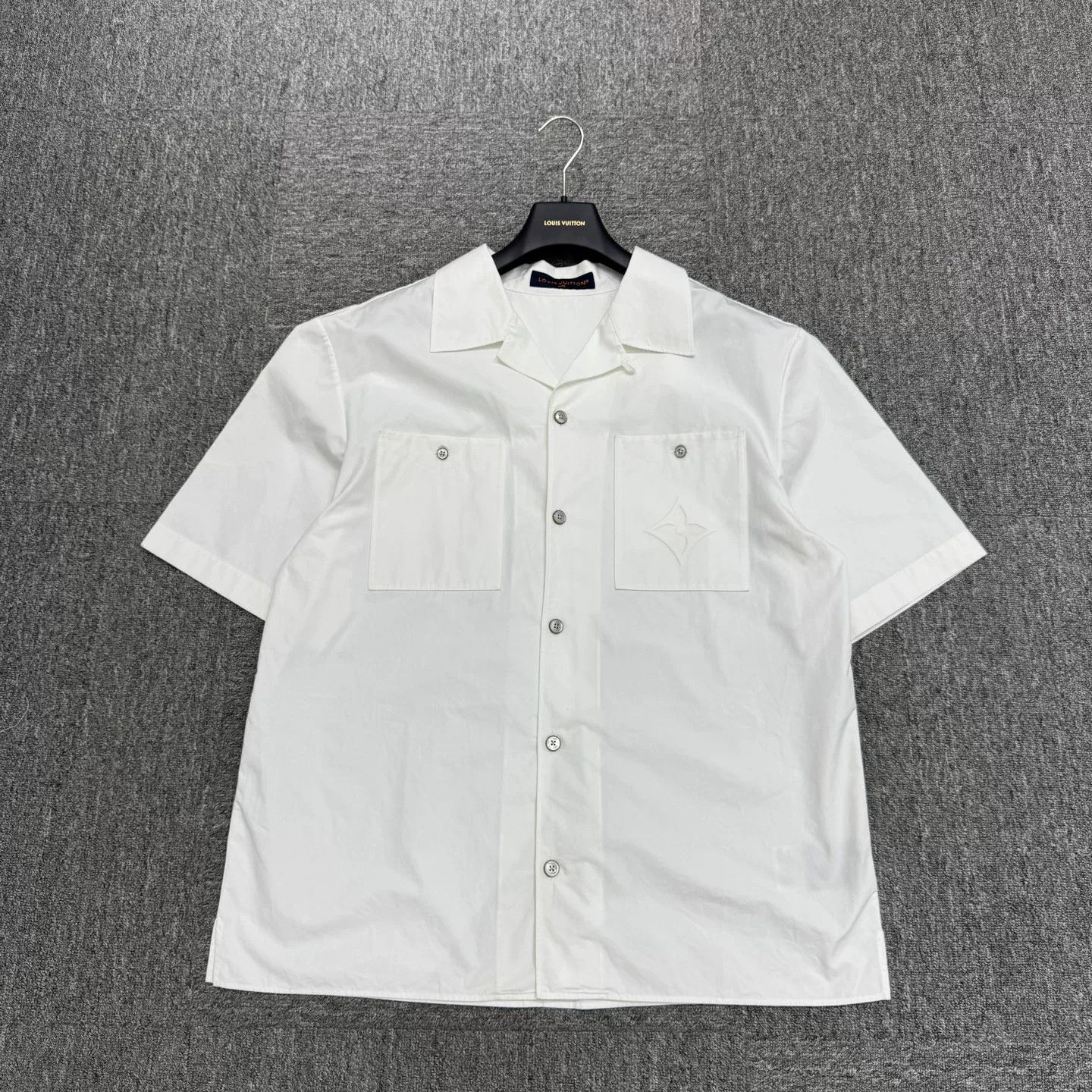 Louis Vuitton Louis Vuitton Embossed Three-Flower Short-Sleeve Shirt Size US XL / EU 56 / 4 - 1 Thumbnail
