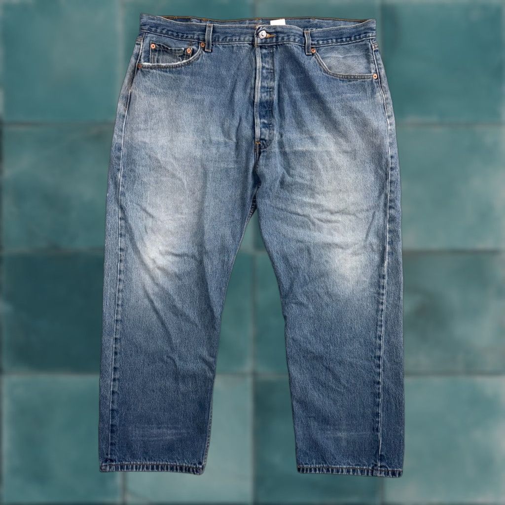 VINTAGE Levi's 501 Jeans Straight Denim Blue Light Wash 44x30 90s USA Mens Regular 5-Pocket Button Closure