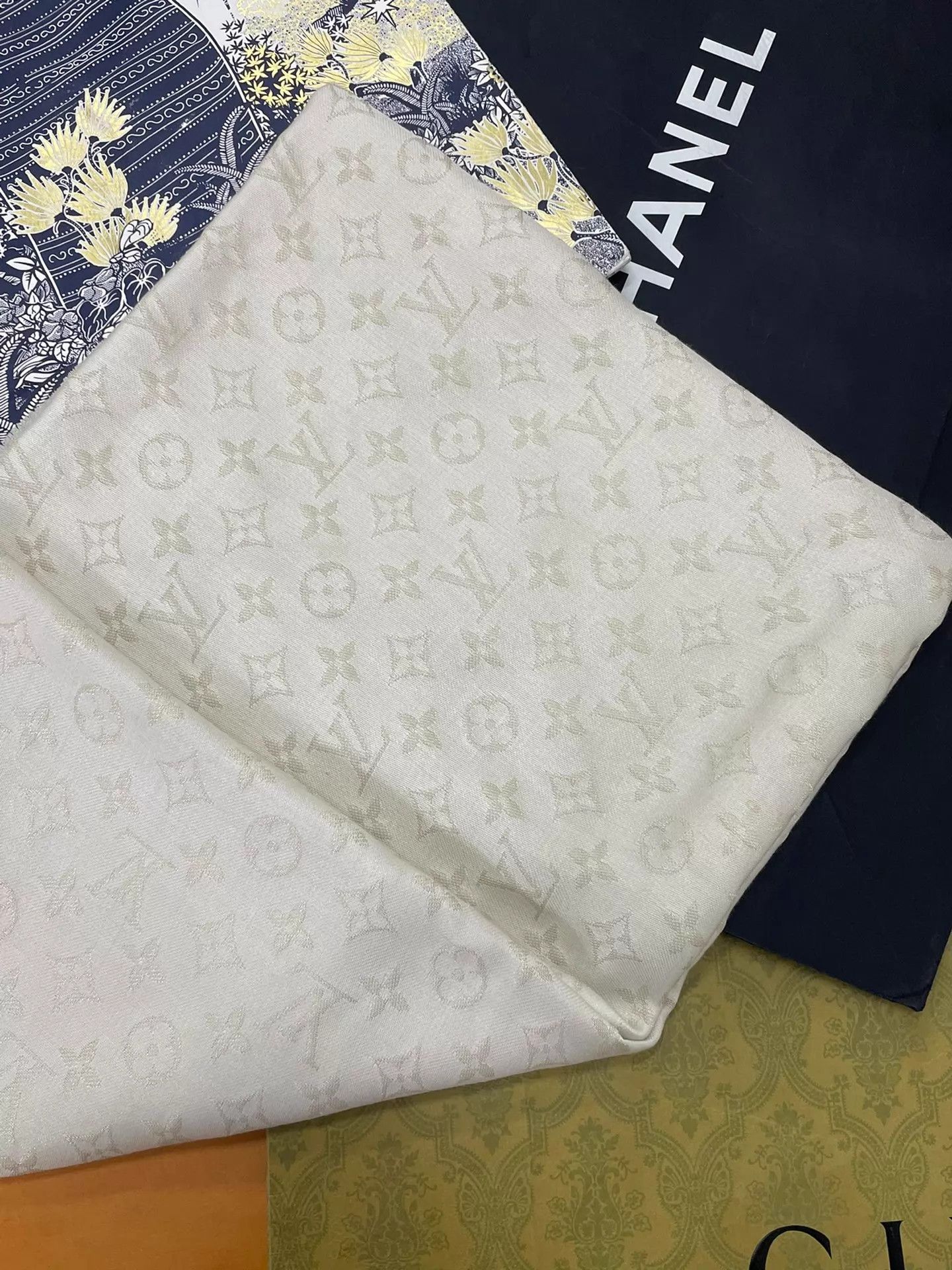 Louis Vuitton LV White Monogram Large Scarf New Size ONE SIZE - 2 Thumbnail