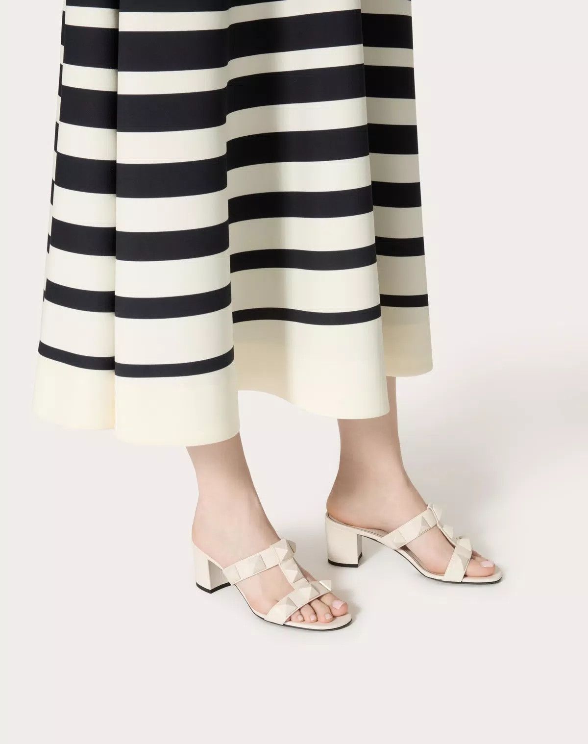Valentino o1s1wg110625 Roman Stud Slide Sandal in White Size US 8 / IT 38 - 6 Thumbnail