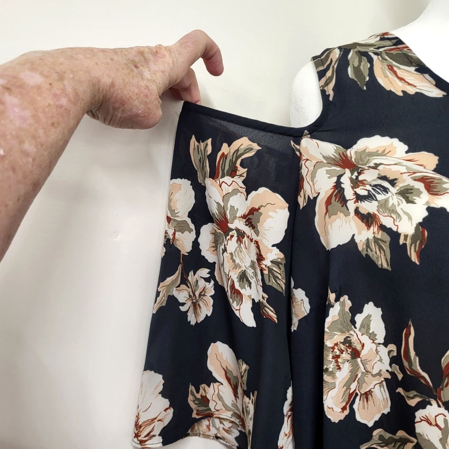 Vintage Moa Moa Women 2X Black Floral Cold Shoulder Semi Sheer Keyhole Back Elegant Blouse Shirt (2XL, Regular) Size XXL / US 16-18 / IT 52-54 - 2 Thumbnail