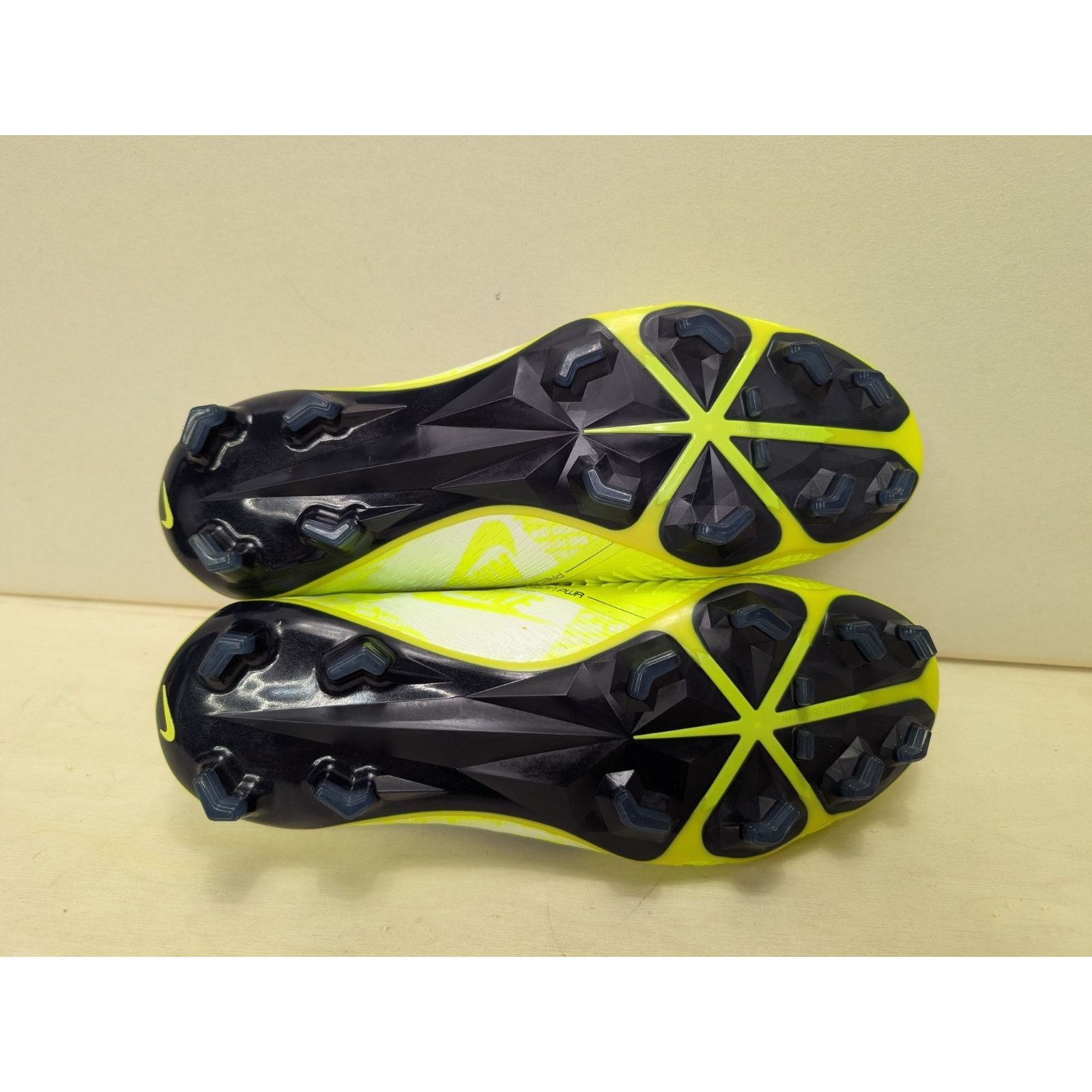 Nike Nike Phantom Venom Elite FG ACC Soccer Cleats Men Volt 6 US Size US 6 / EU 39 - 7 Thumbnail