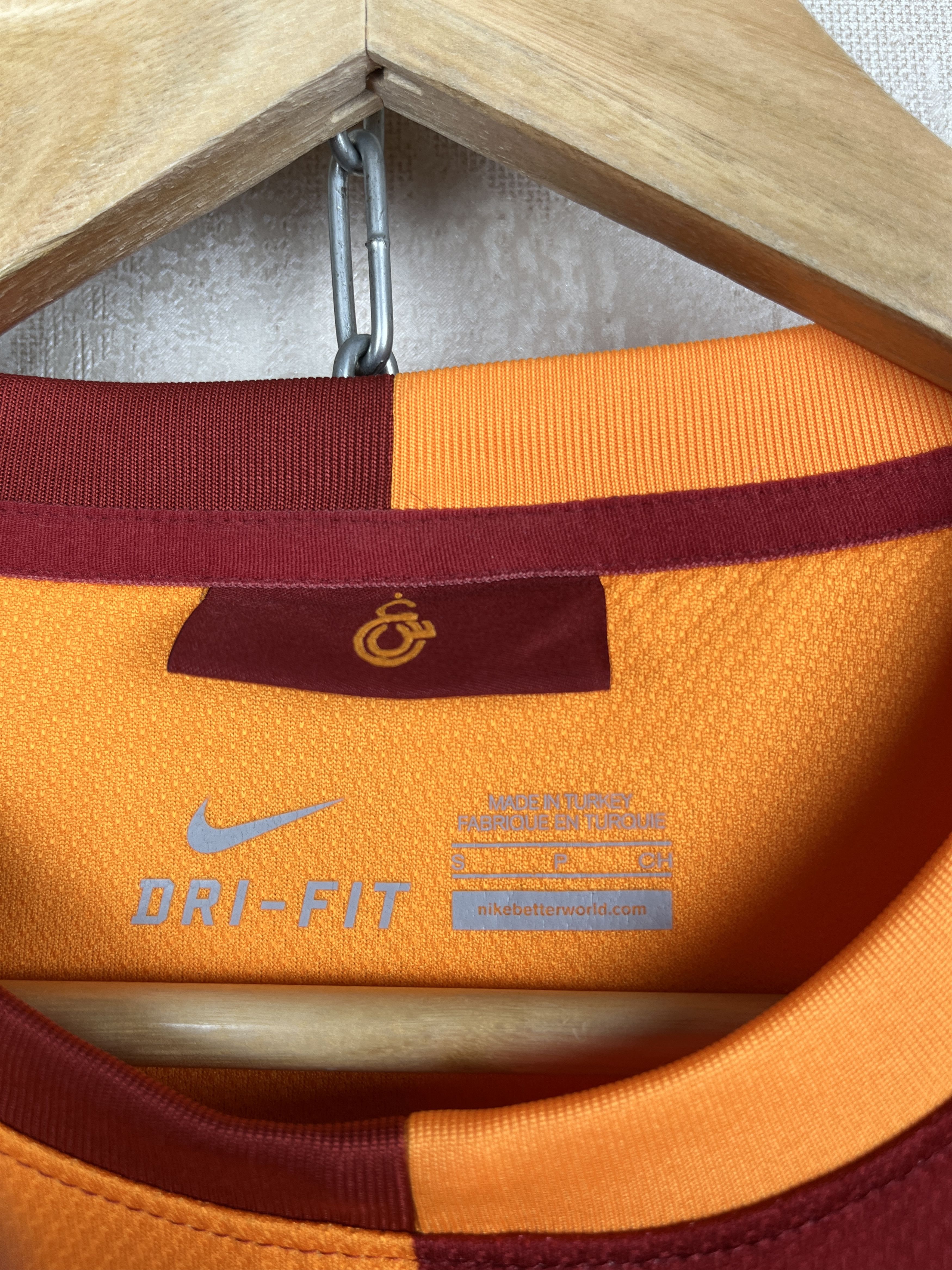 Nike Galatasaray Home Shirt 2013-2014 Soccer Football L/S Jersey Size US S / EU 44-46 / 1 - 4 Thumbnail