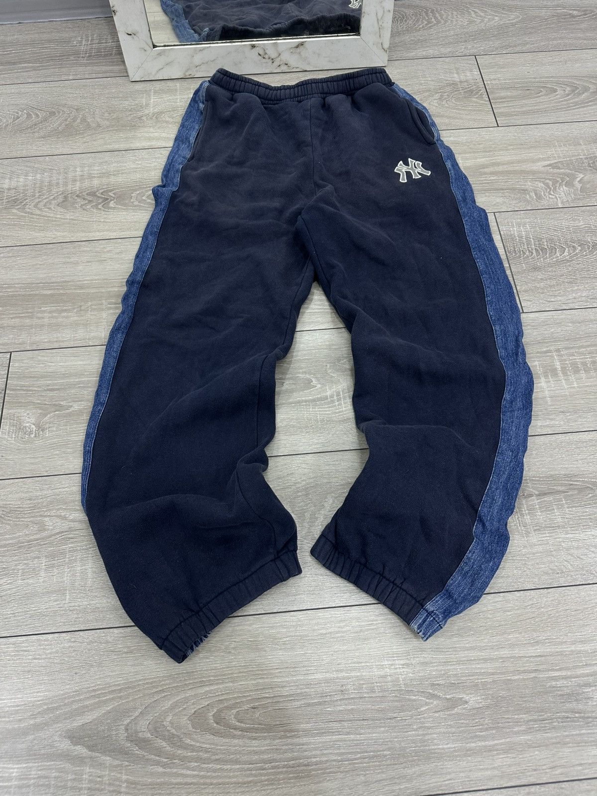 Majestic Majestic New York Yankees Vintage 90s Faded Baggy Sweatpants Size US 30 / EU 46 - 1 Thumbnail