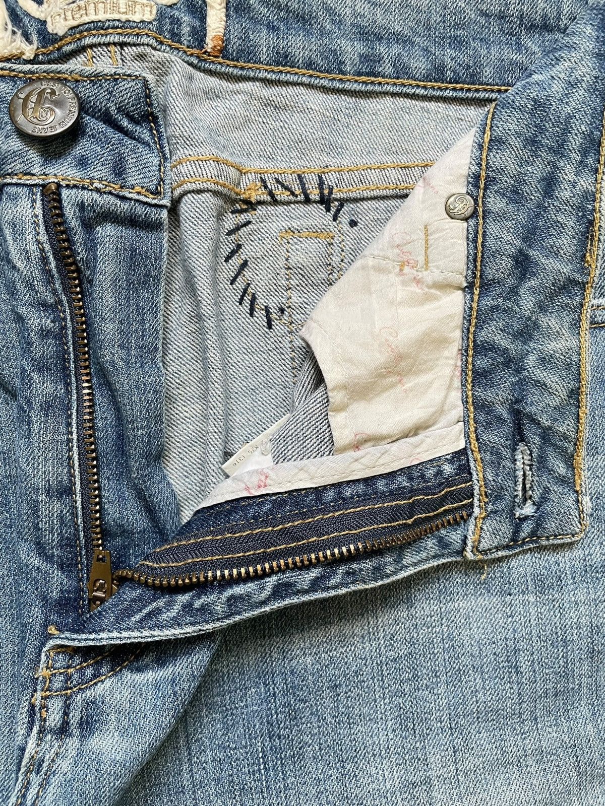 Japanese Brand Vintage Japanese Brand Patch Distress Flare Bell Bottom Jean Size 40" / US 18 - 9 Thumbnail