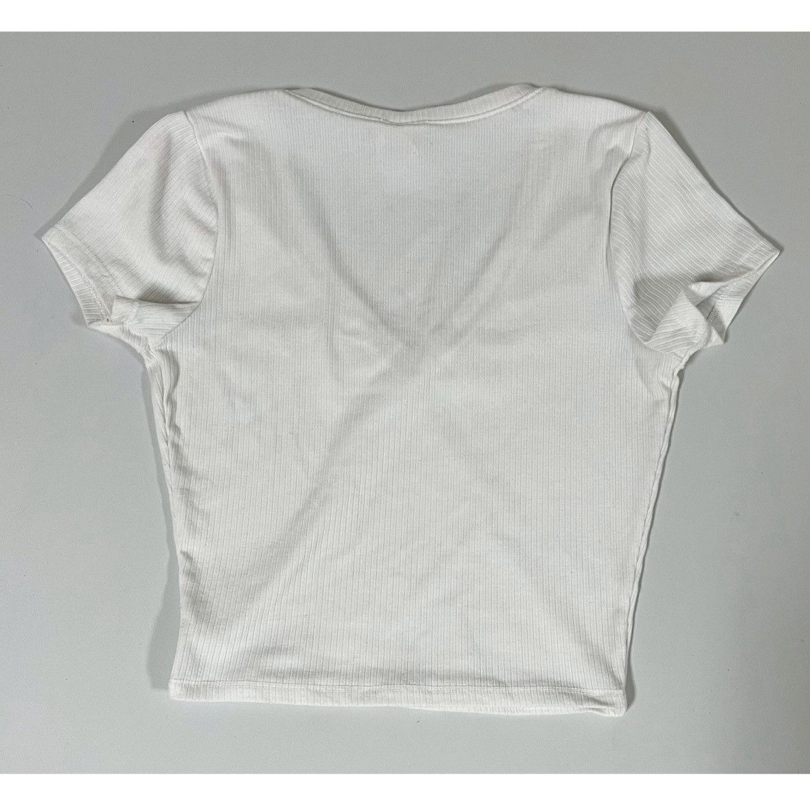 Tillys Tillys White Ribbed V-Neck Tee T-Shirt Top Blouse Size S 🤍 Size S / US 4 / IT 40 - 4 Thumbnail