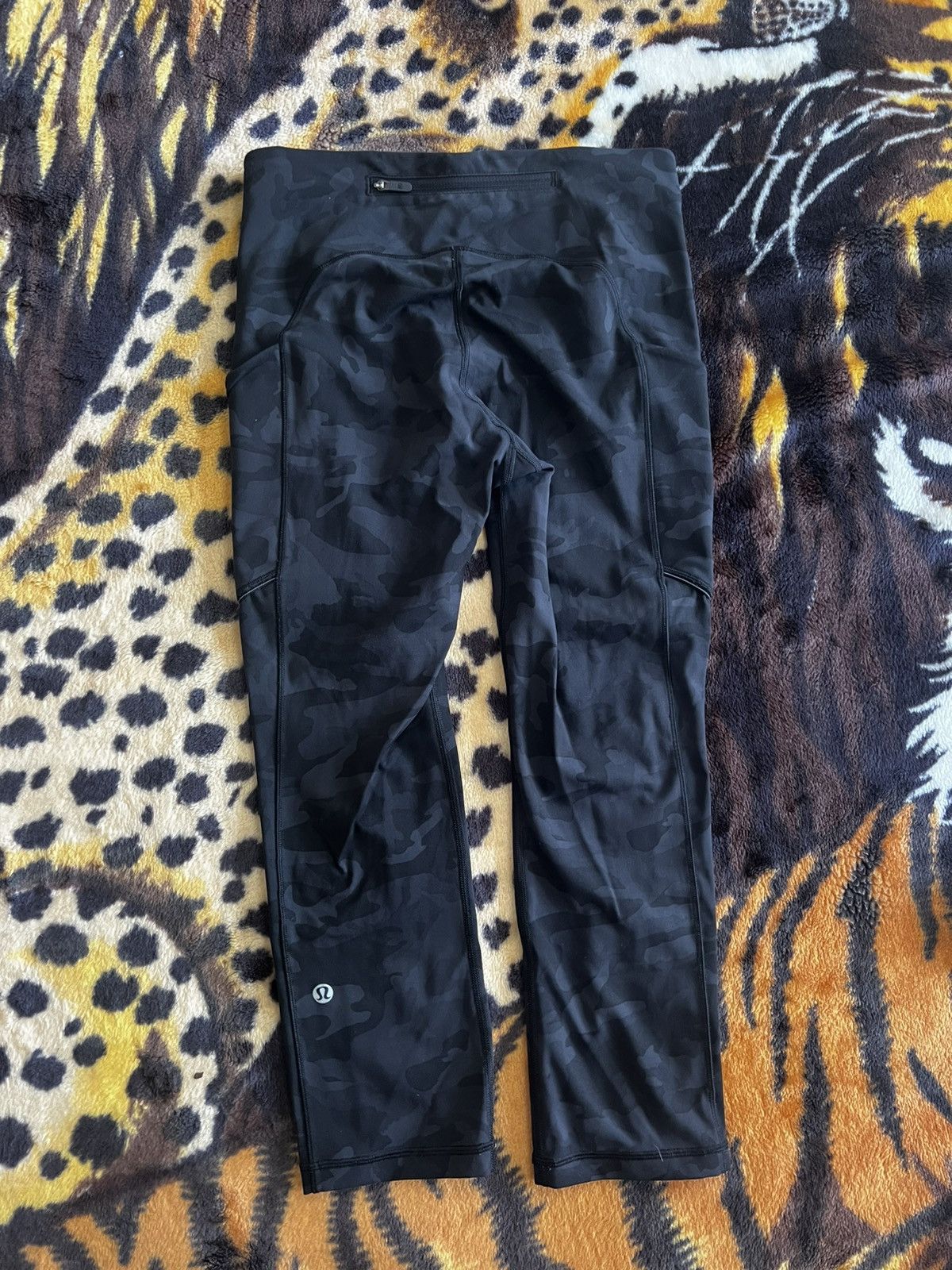 Lululemon Lululemon Black Camo Women’s Leggings Size 27" / US 4 / IT 40 - 1 Thumbnail