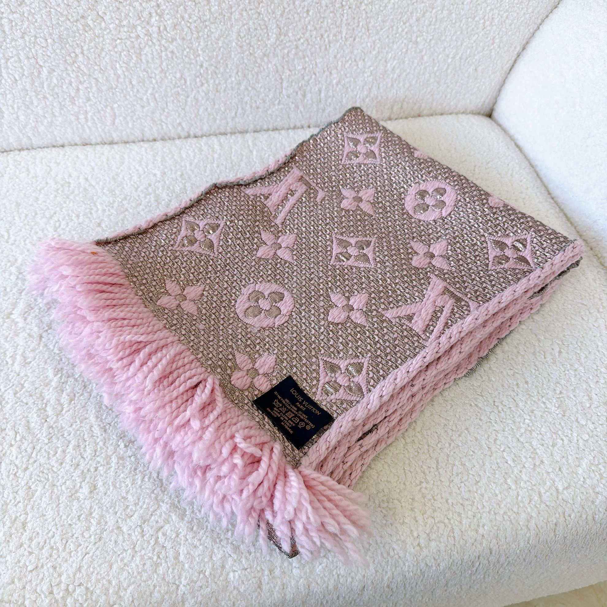 Louis Vuitton Louis Vuitton pink wool full logo fringed scarf Size ONE SIZE - 6 Thumbnail