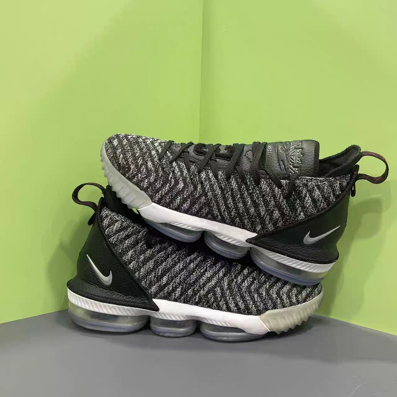 Nike Nike LeBron 16 Oreo Black & White Basketball Shoes K15 Size US 9.5 / EU 42-43 - 4 Thumbnail